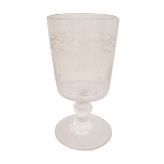 Verre à pied ancien sablé feuillage