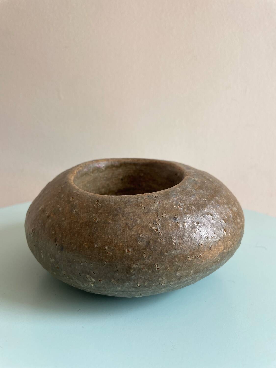 Ceramic sculpture pocket emptier by Gérald Olivier