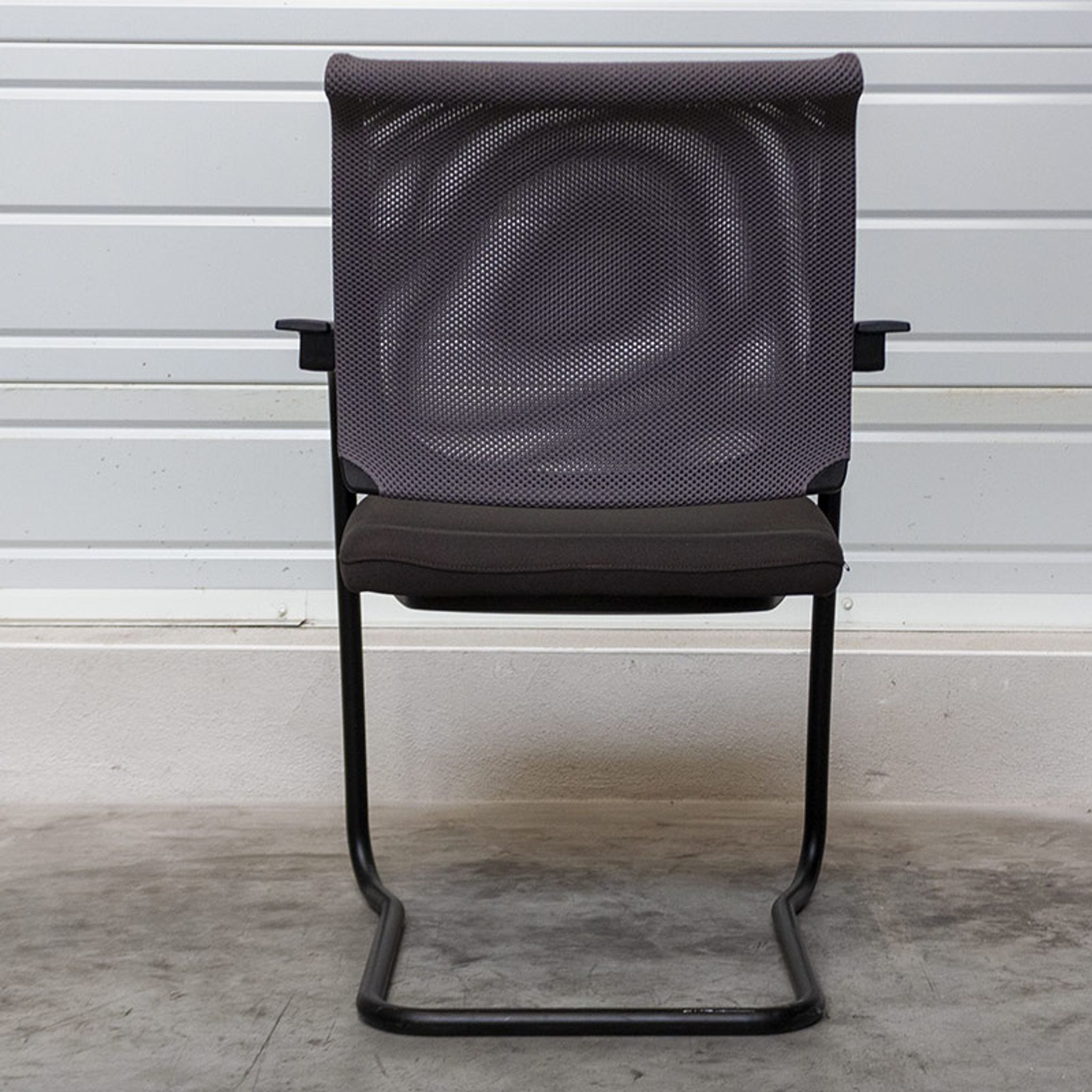 Chaise Sedus en tissu taupe et résille grise