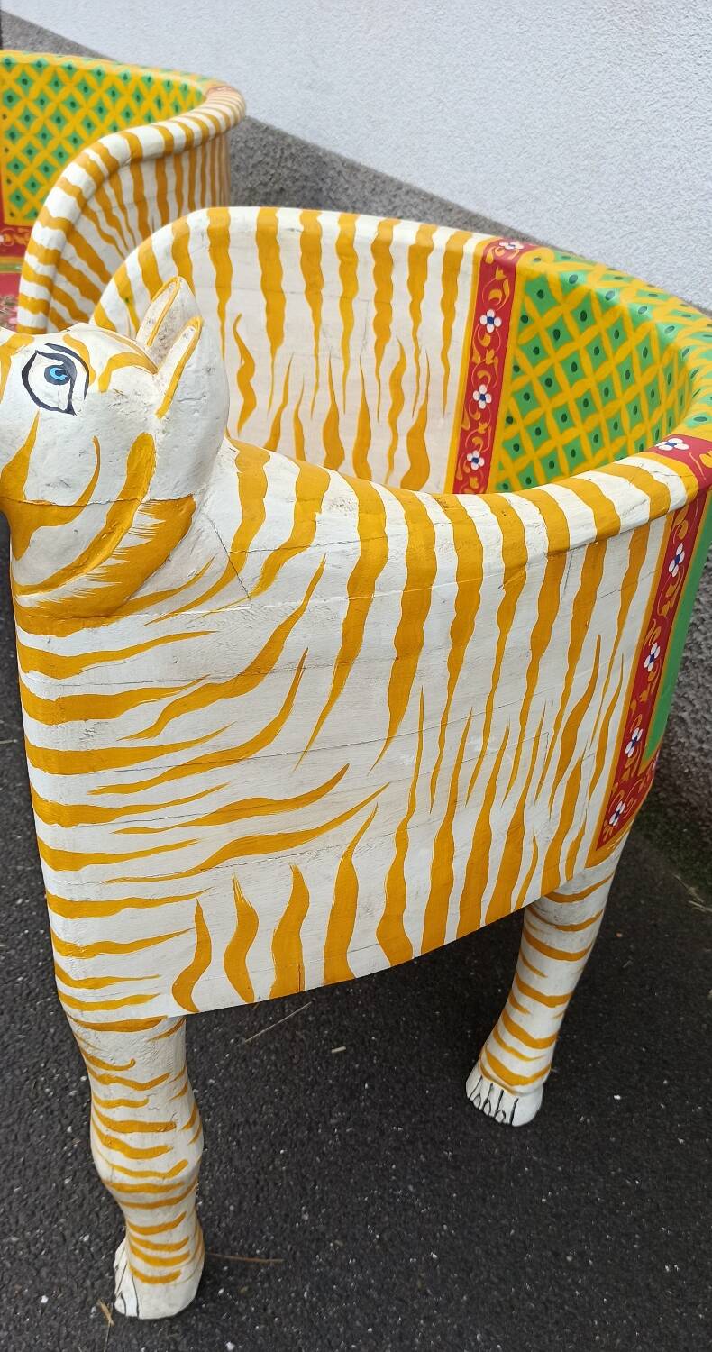 Paire de fauteuils en bois apparence "tigre"