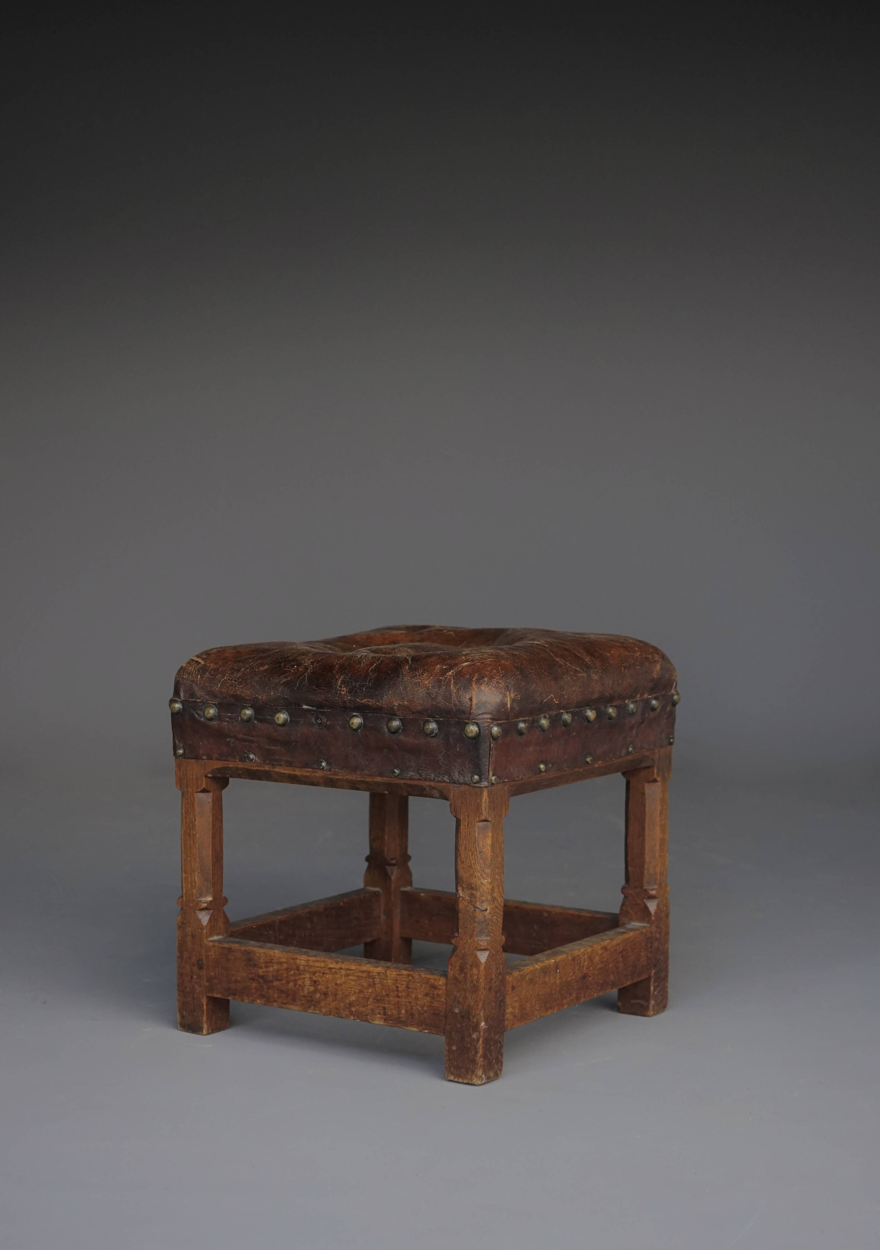 Petit tabouret en cuir par Gordon Russell pour Russell & Sons. Années 1920