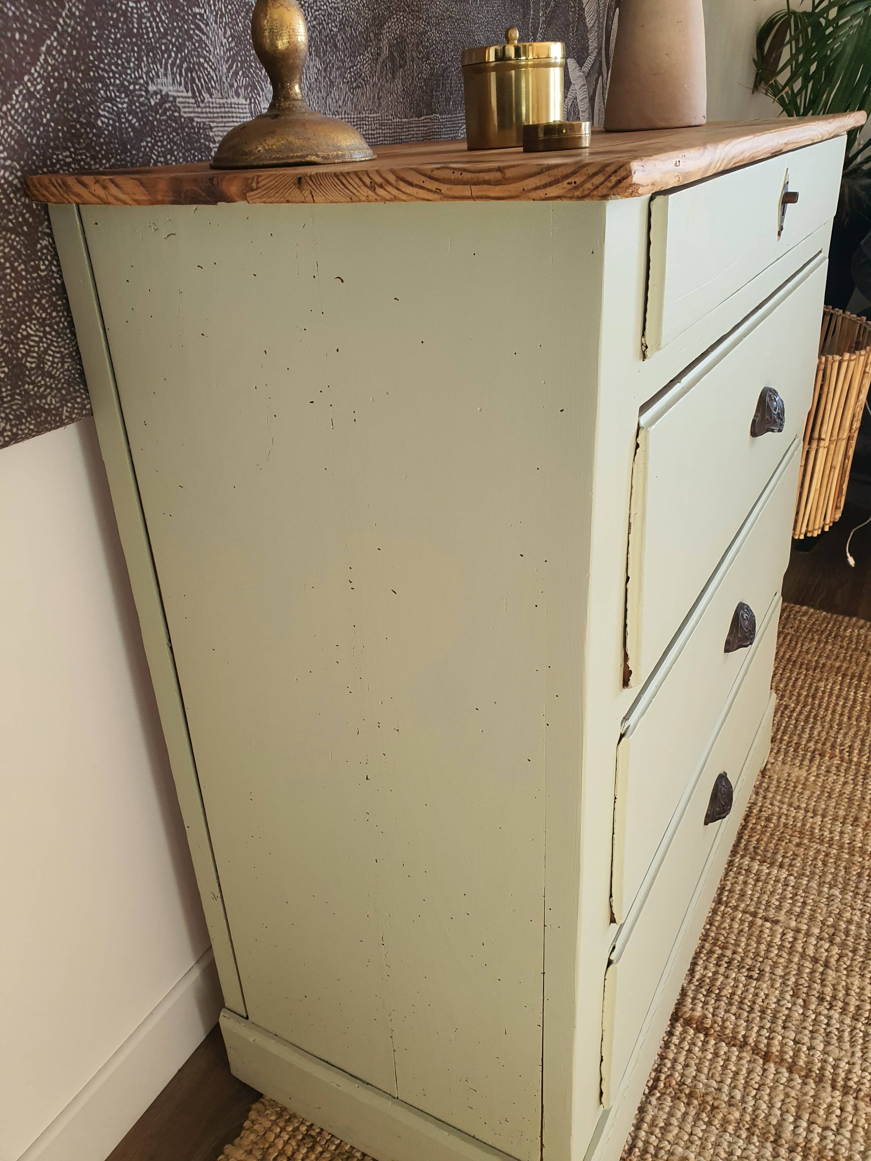 Wooden chest of drawers