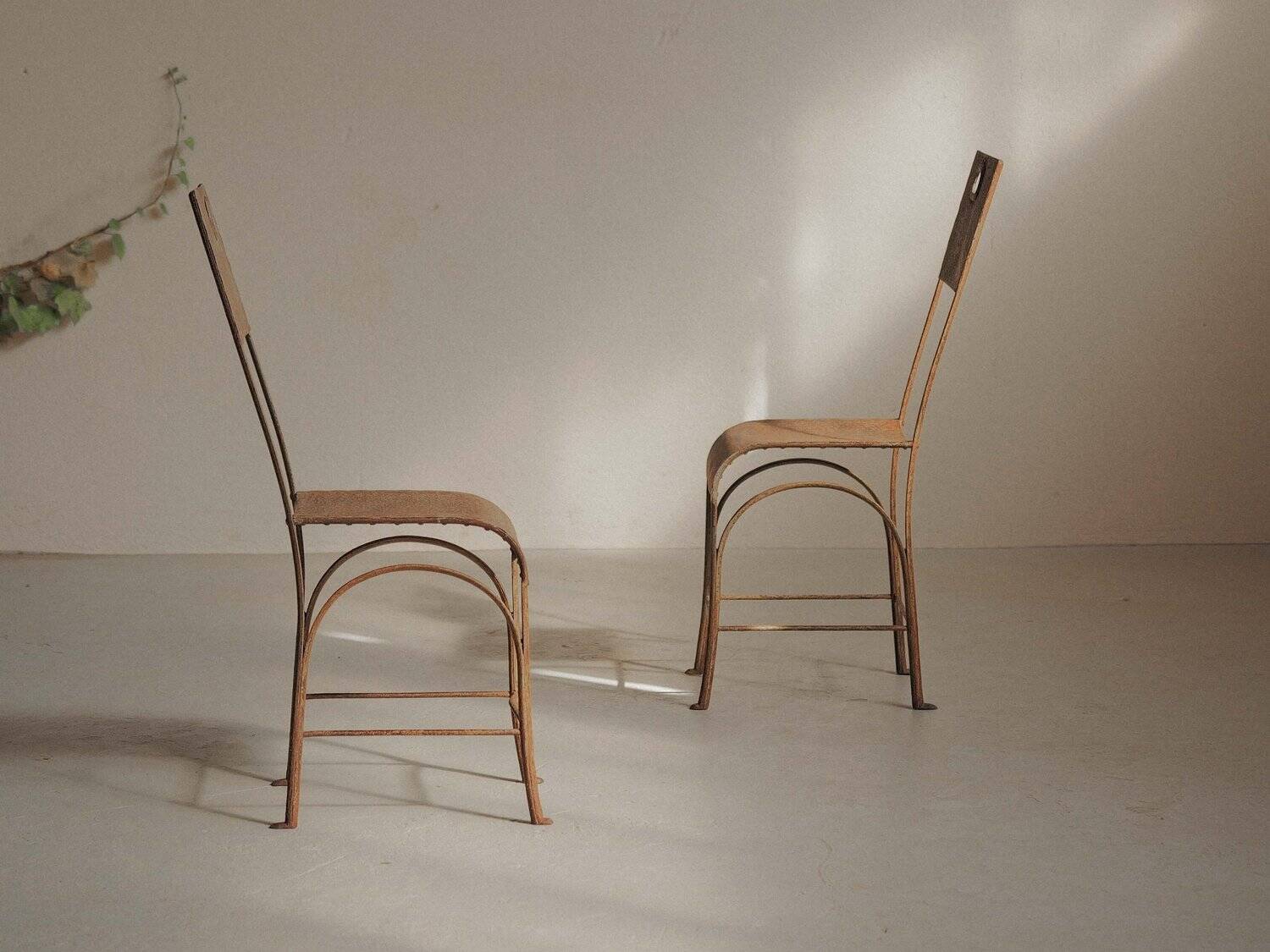 Paire de chaises en acier et tôle rivetée, vers 1920