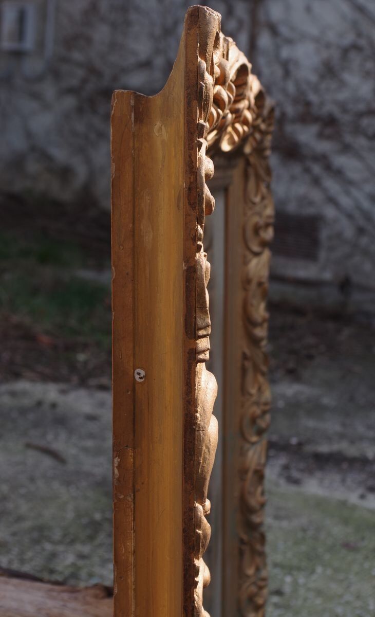 Wooden mirror decorated with gold from the 1920s