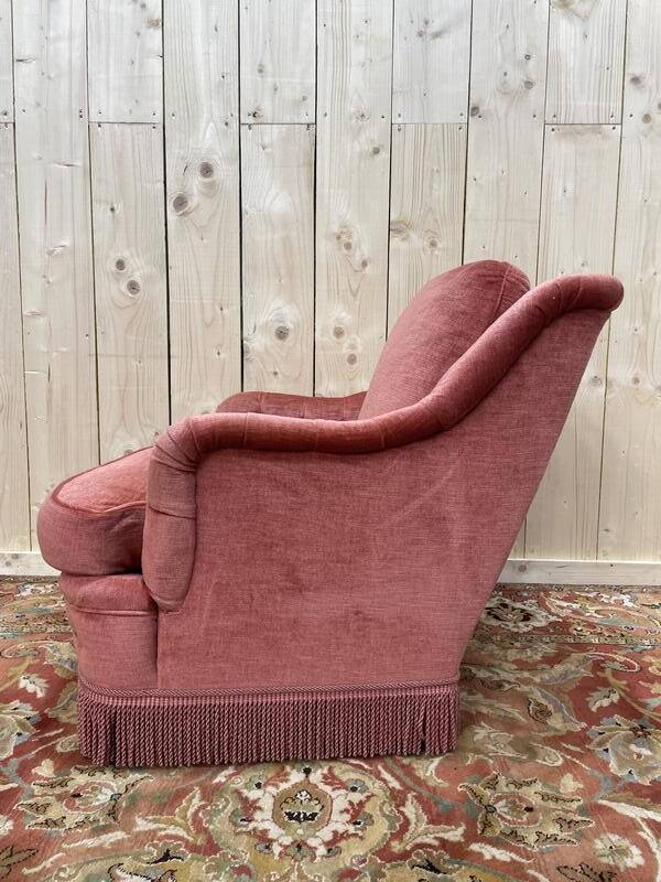 Fauteuil style crapaud en velours rose capitonné