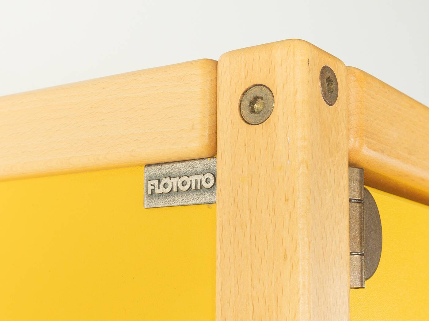 Armoire Flötotto de la collection Profilsystem, années 1970, stratifié haute pression jaune, structure en hêtre