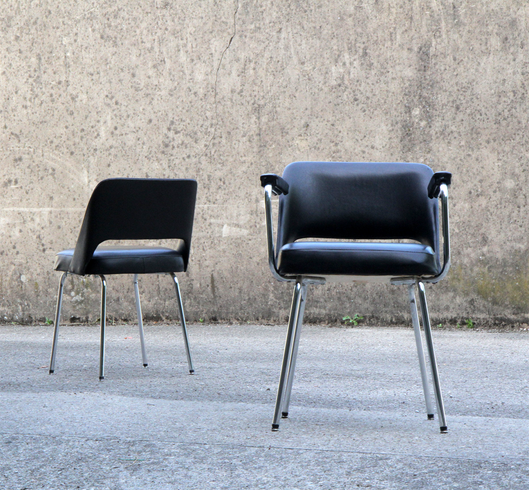 Paire de fauteuils conférence noirs et chrome années 60