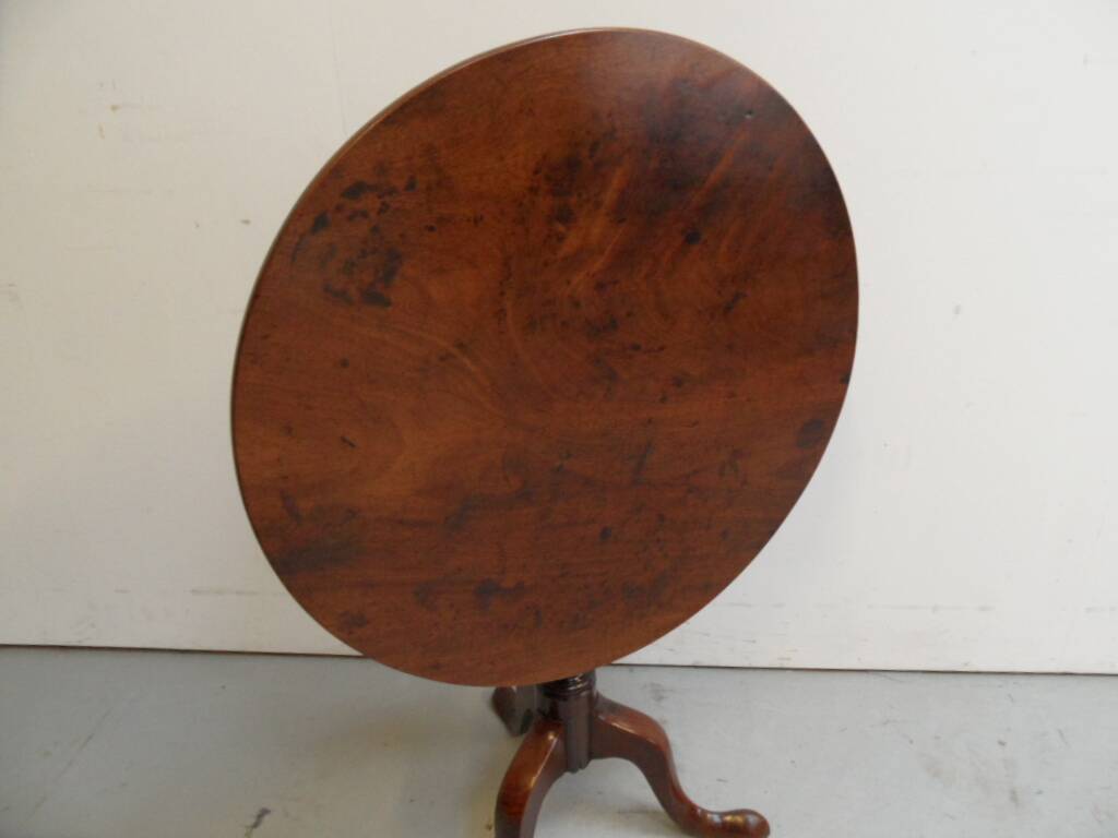 Table ronde inclinable antique en acajou