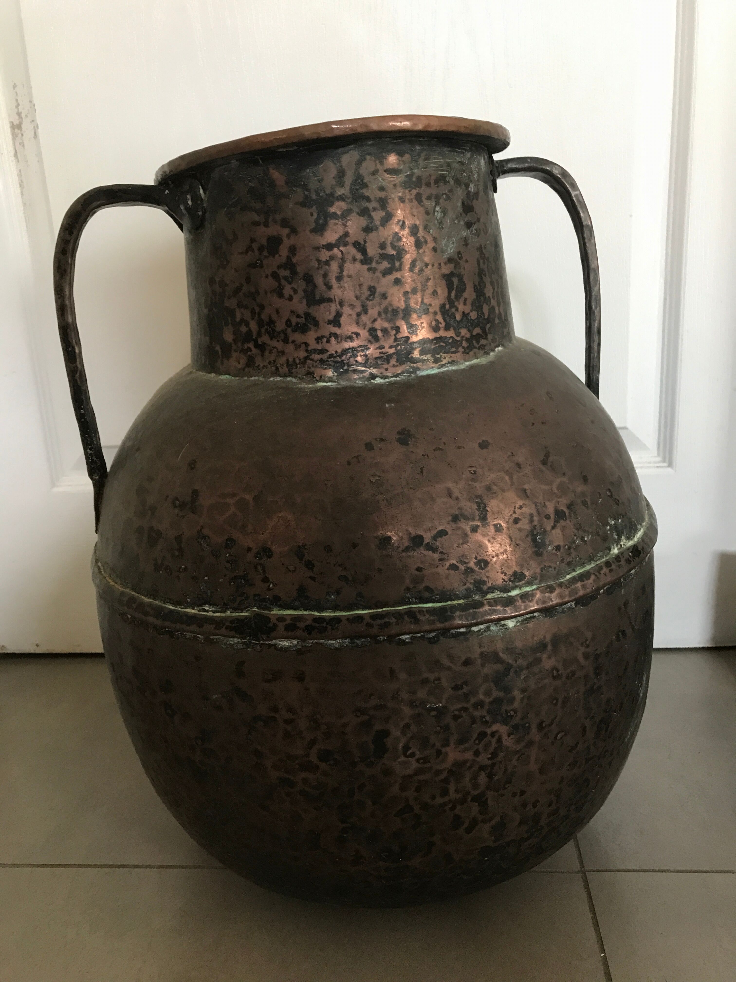 Jar jug with old coves in hammered copper middle east deco xixème