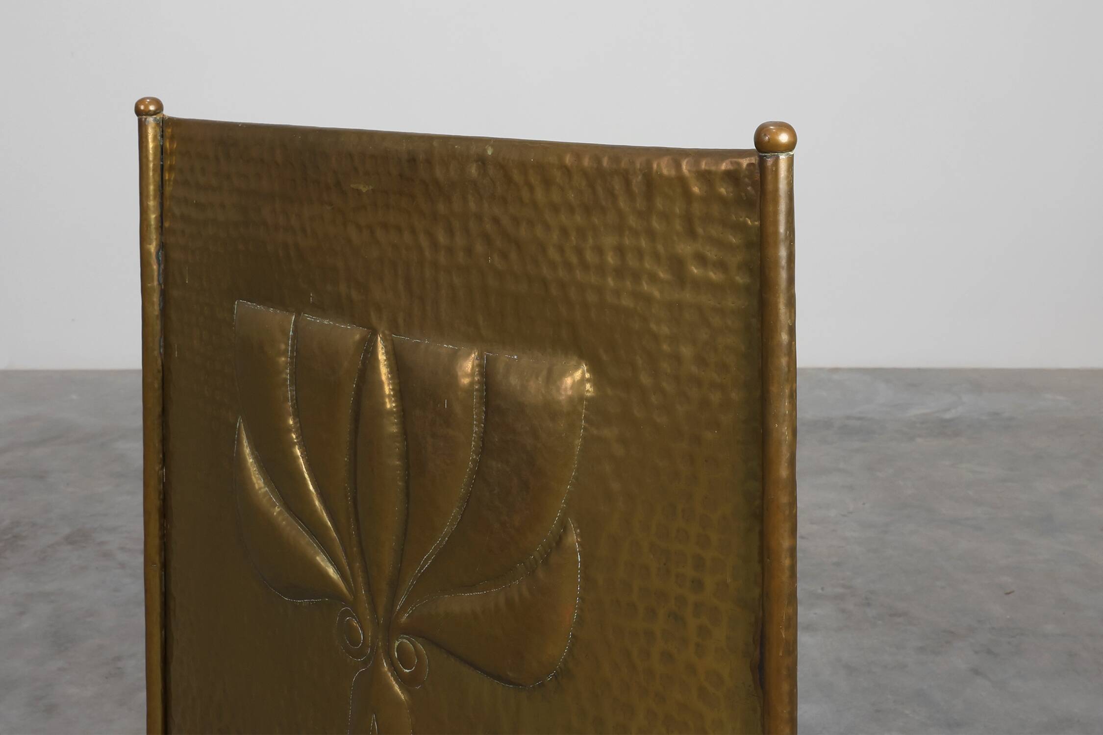 Écran de cheminée en cuivre martelé Art Déco élégant, France années 1920