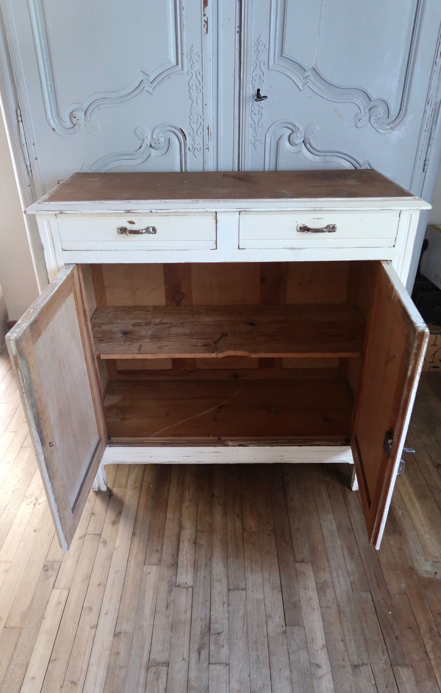 Parisian buffet in white wood