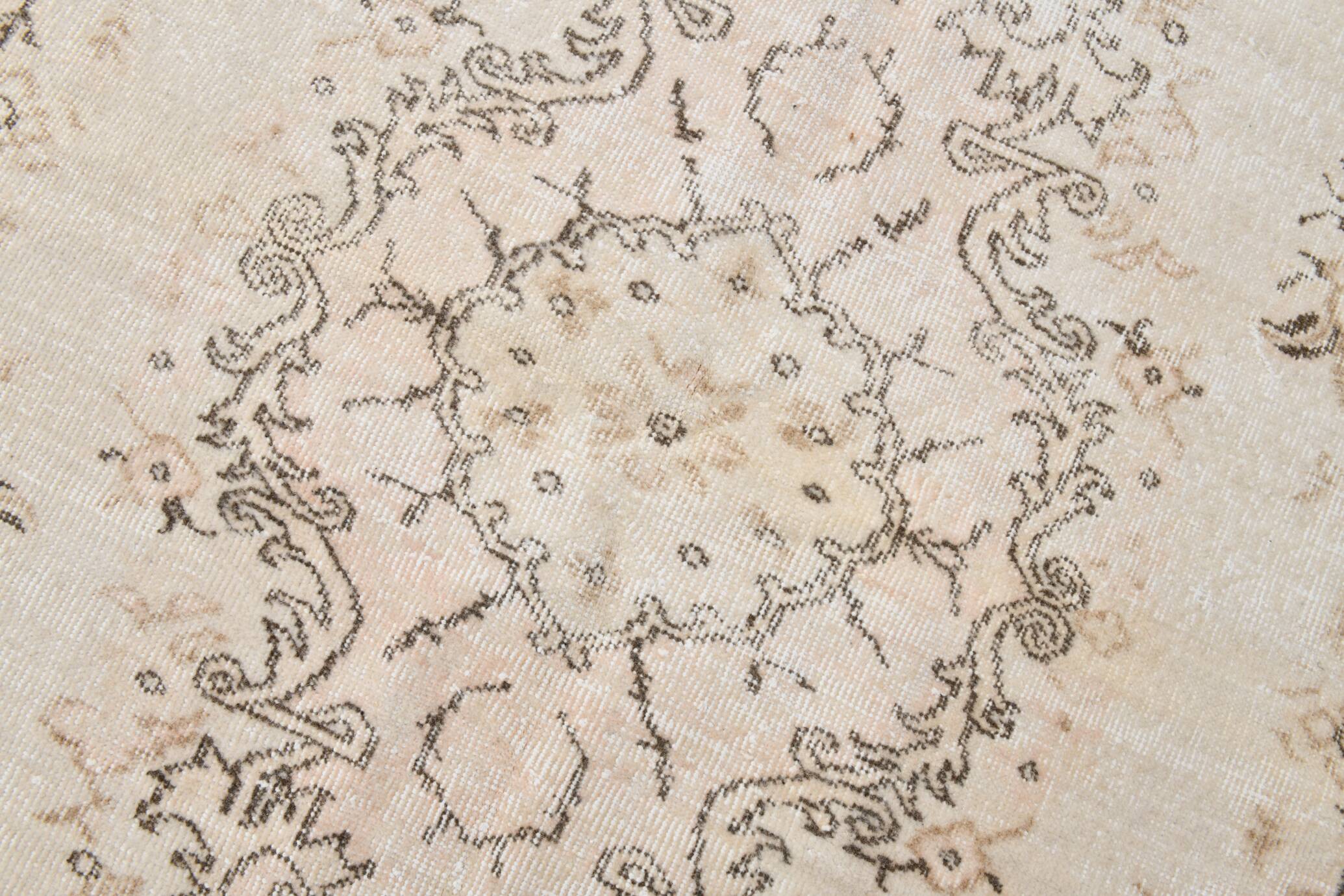 Rare tapis vintage fait main tons rose poudré et beige, motifs floraux
