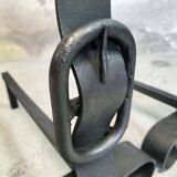 Paire de chenets "boucle de ceinture"