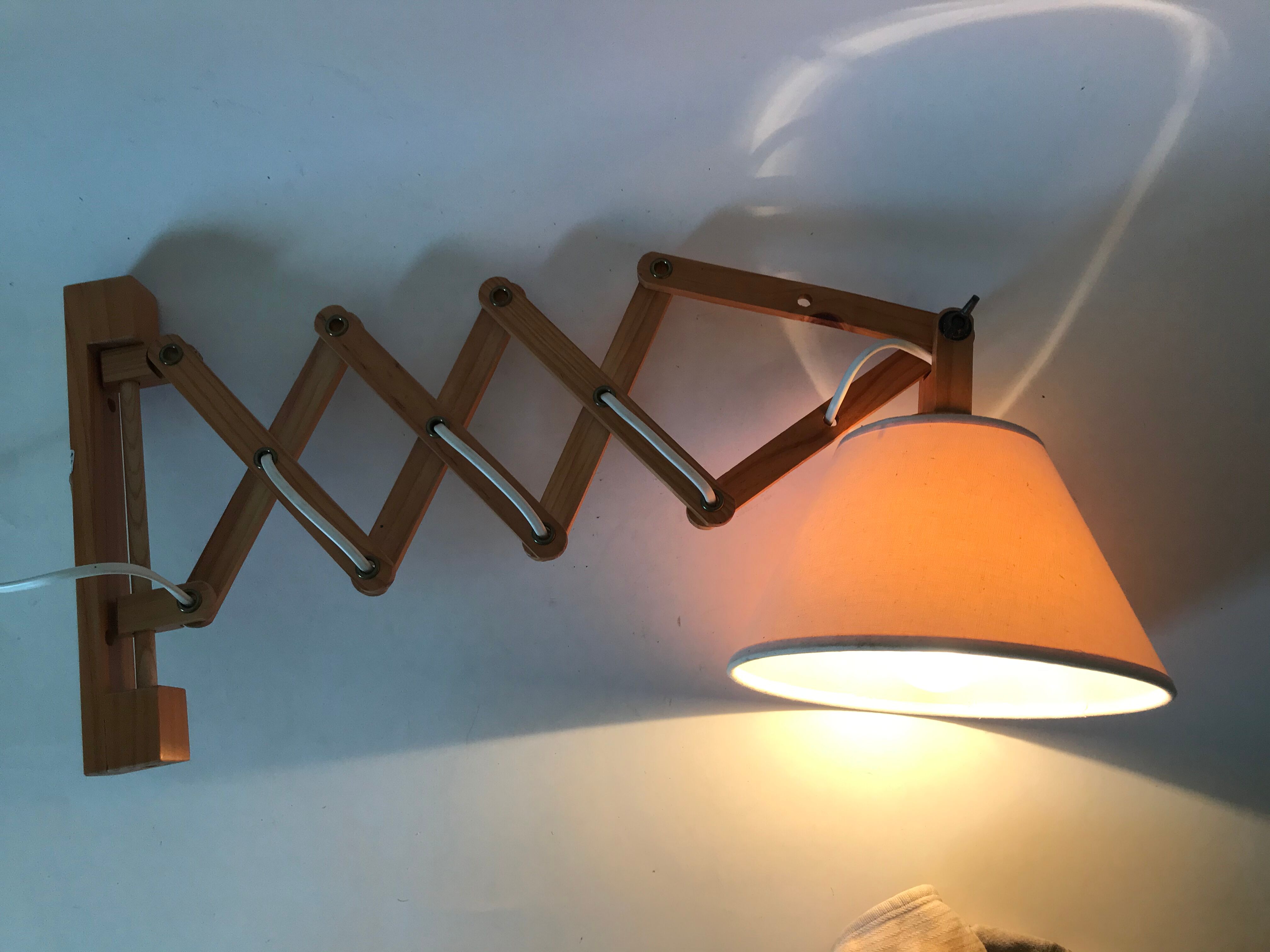 Extendable wooden-orientable wall lamp