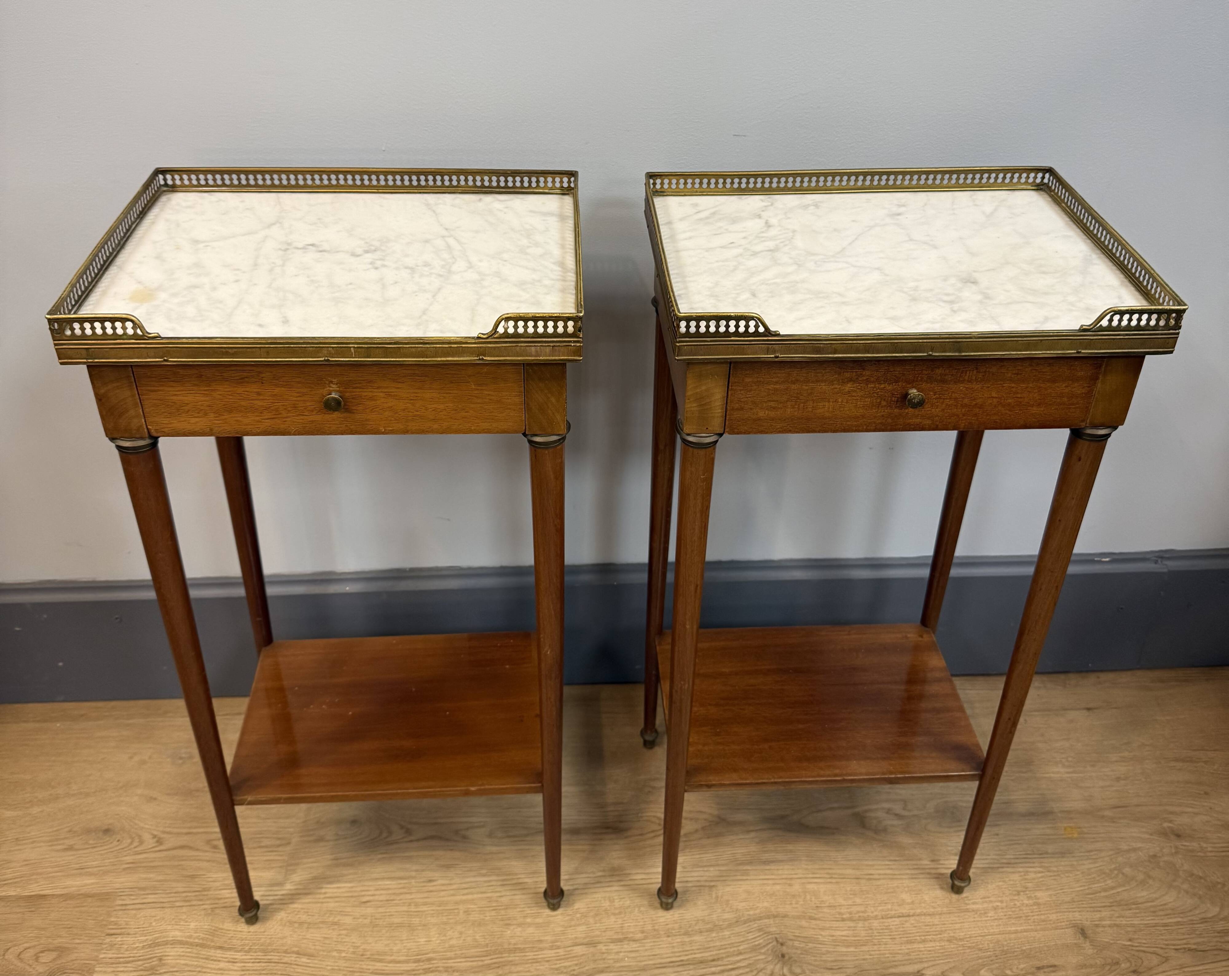 Paire de chevets style Louis XVI en acajou