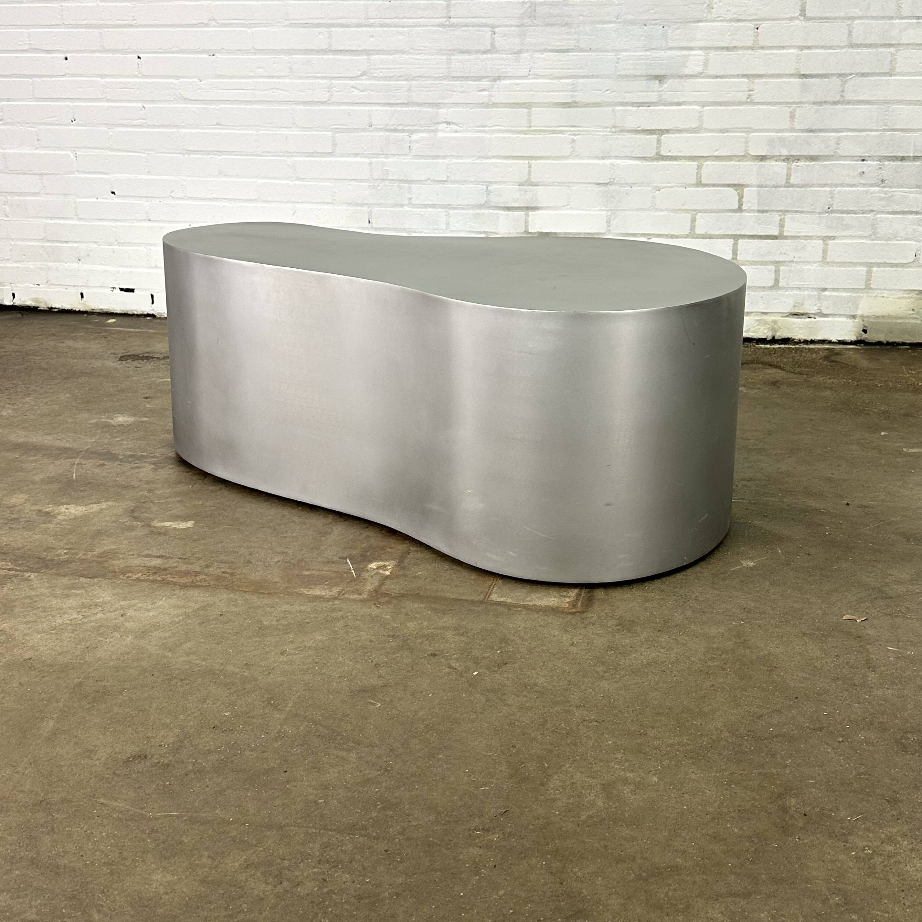 Table basse en acier inoxydable de forme organique