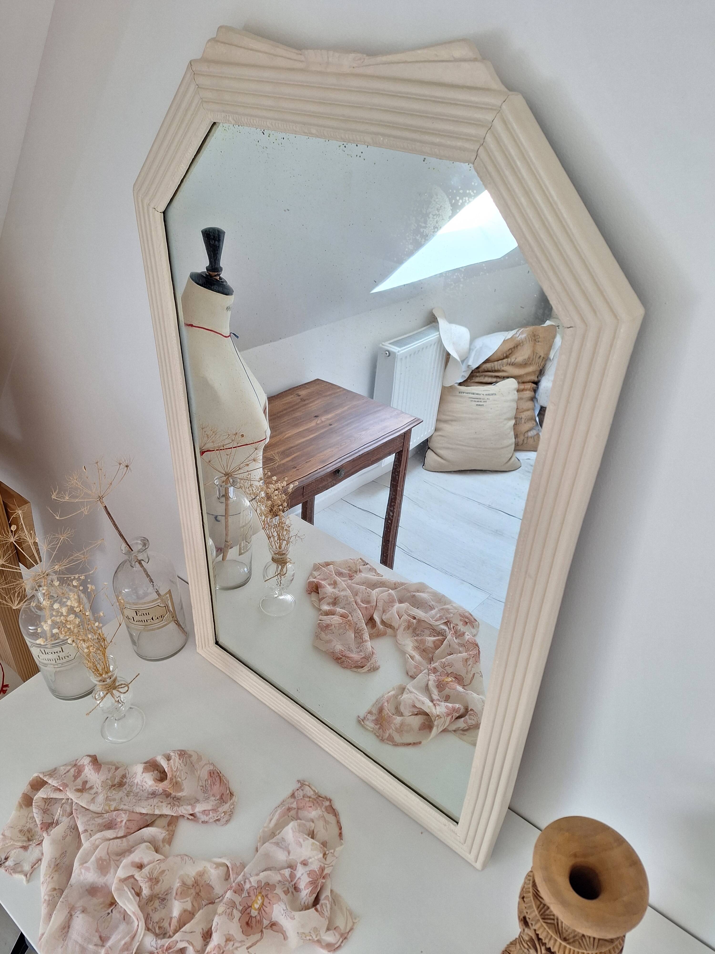 Miroir biseauté et mouluré beige