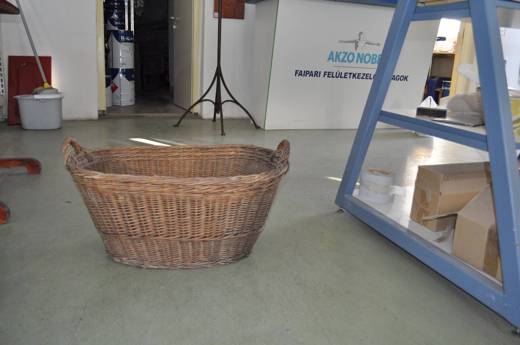 Brown wicker rustic basket - vintage laundry basket from the 1940s, large and oval.