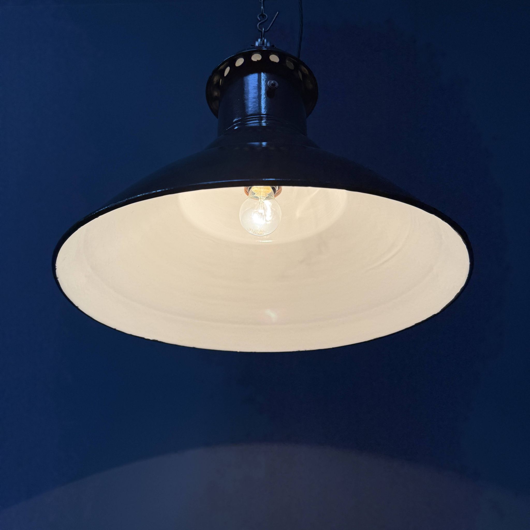 Lampe à suspension industrielle française en émail noir de taille moyenne
