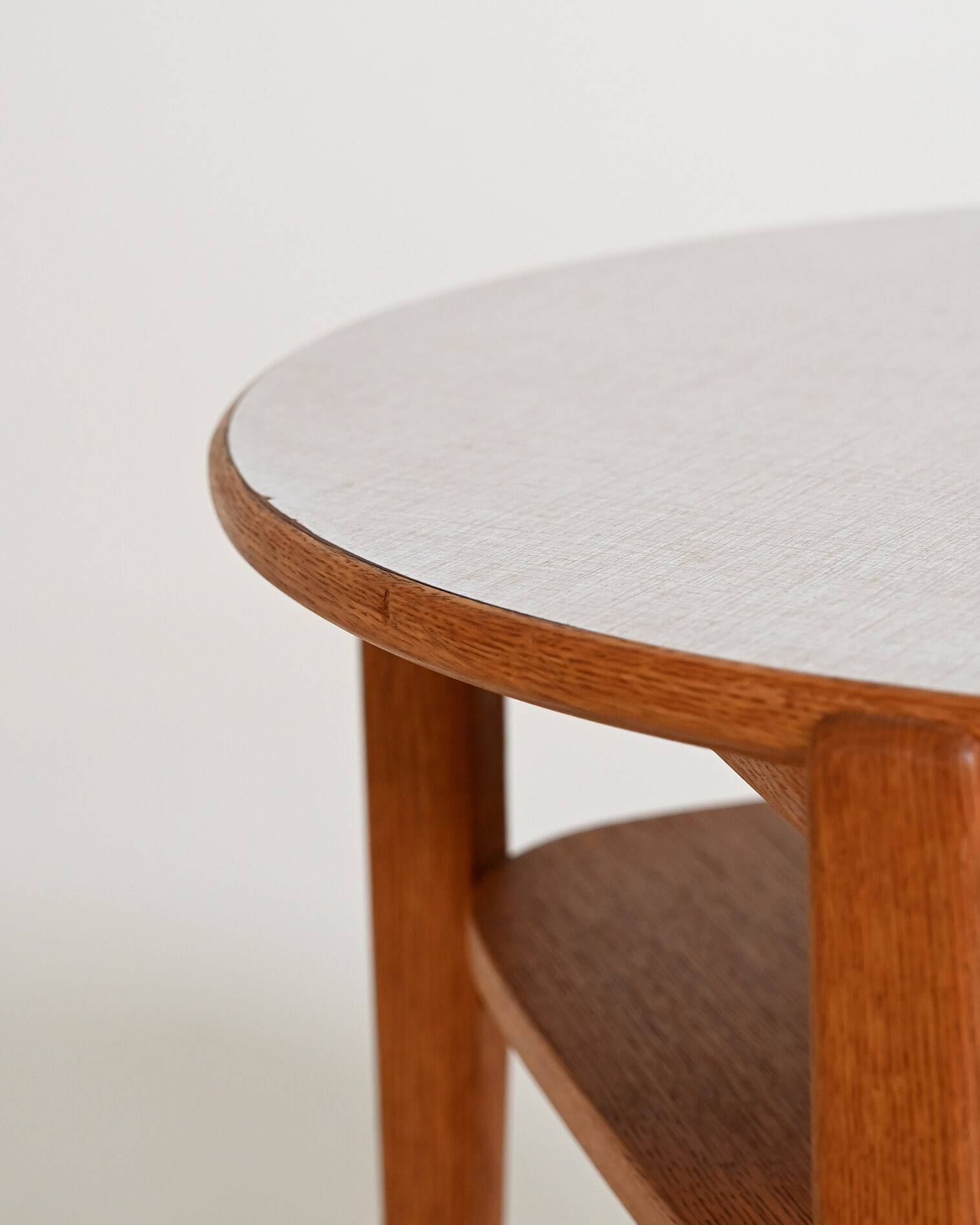 Table d'appoint en chêne et stratifié, Ferdinand Lundqvist, années 1950-1960.