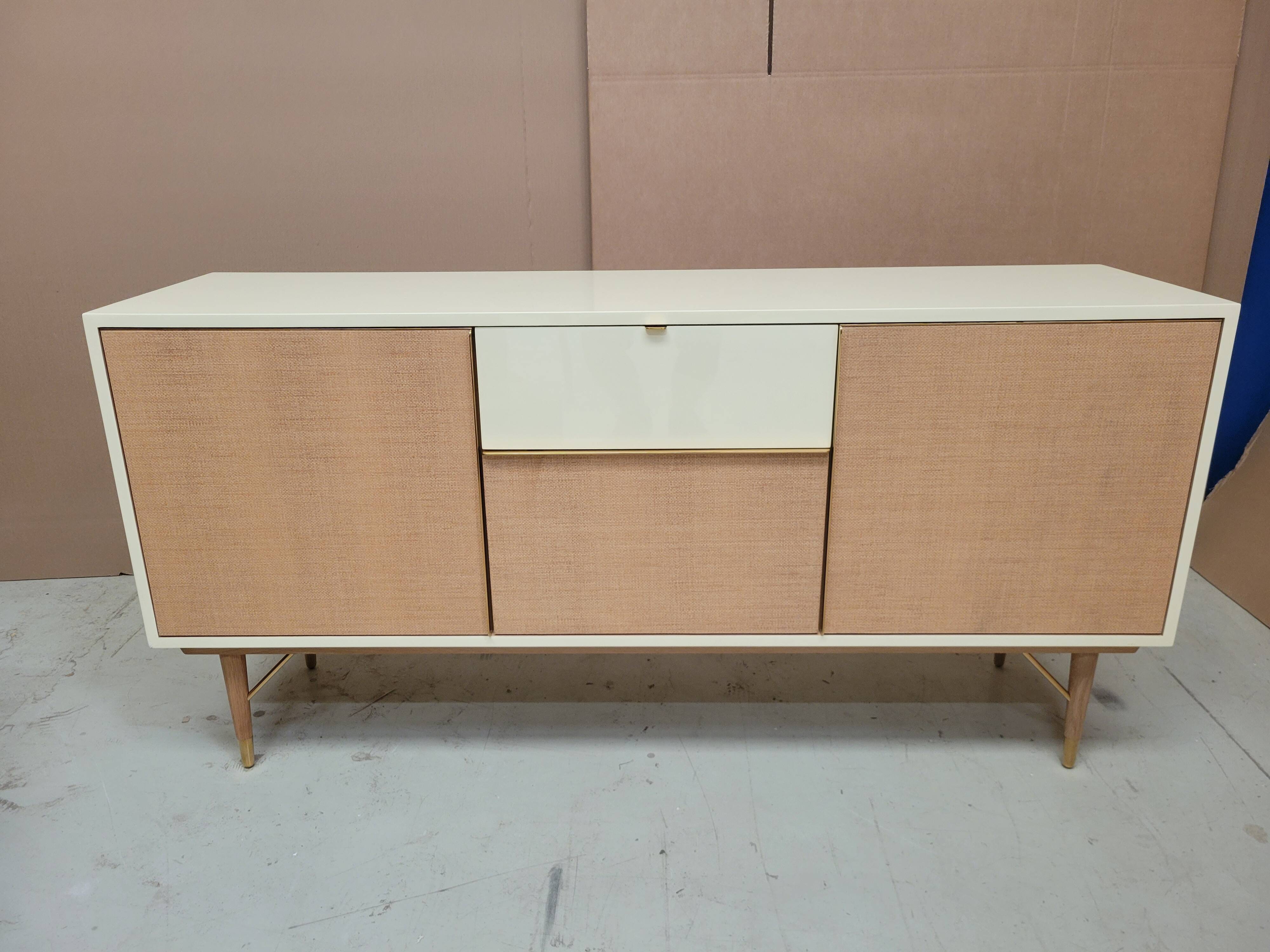 Enfilade -buffet bas . laque et fibre naturelle . marque red edition