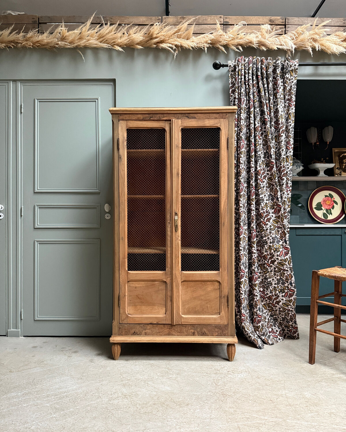 Old library with grilles (renovated)