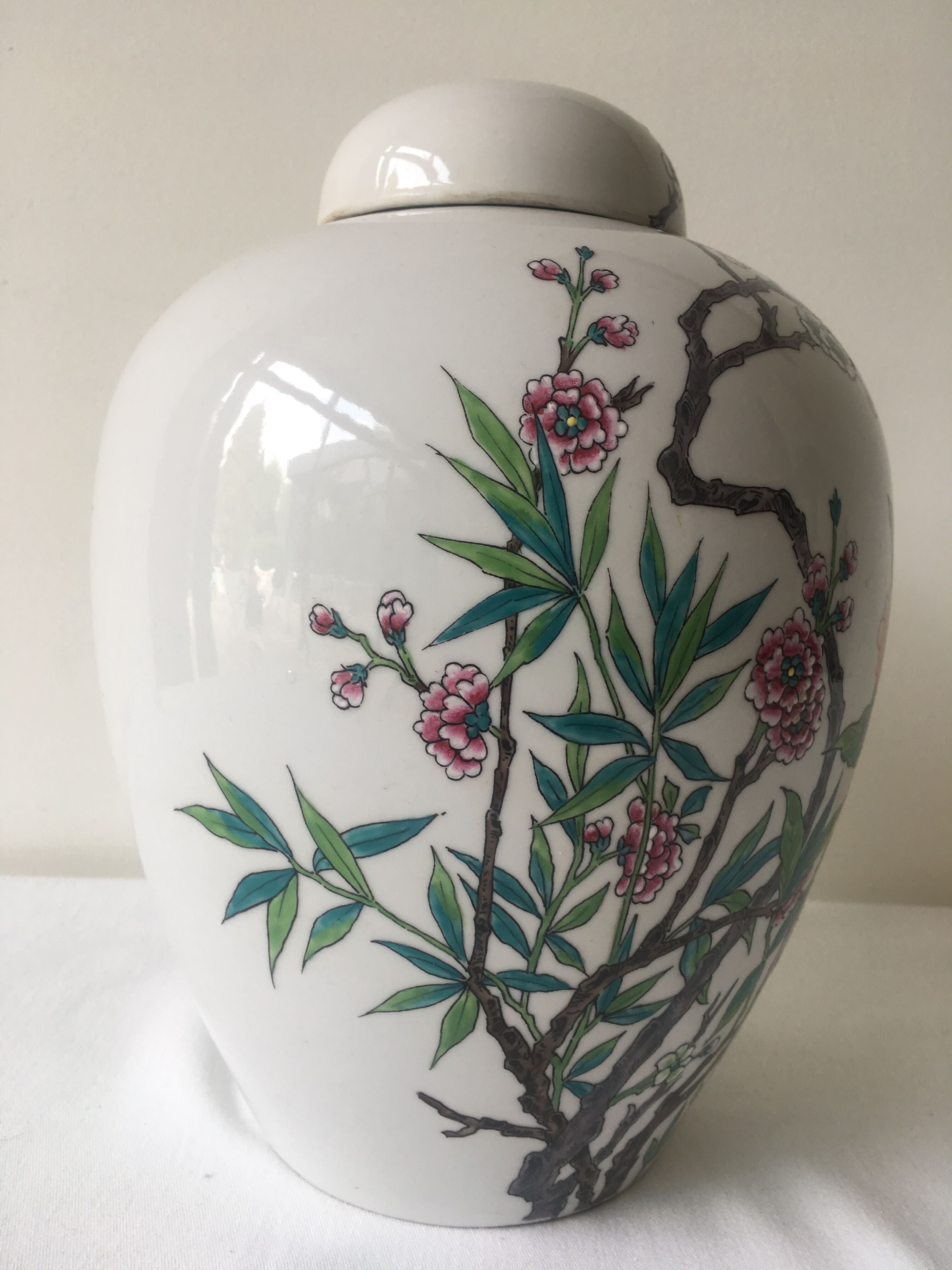Covered pot in Paris porcelain