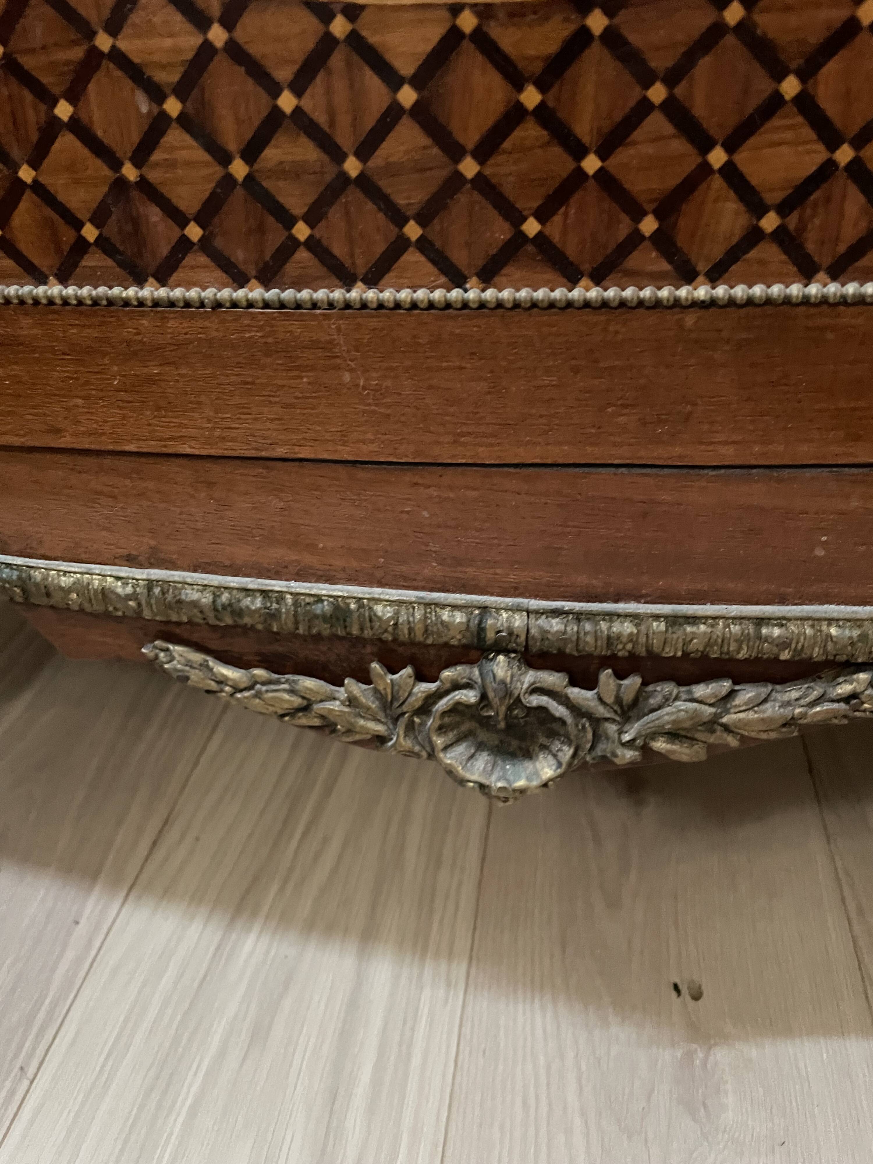 Commode style Louis XVI
