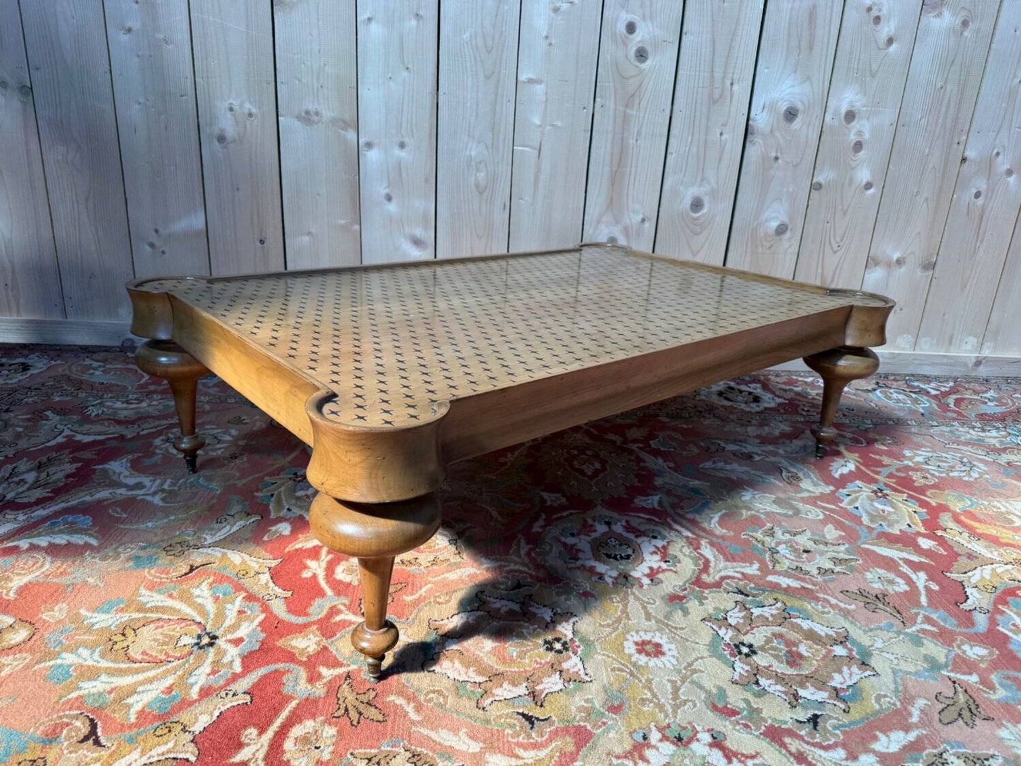 Table basse victorienne anglaise - Pieds toupie laiton – Plateau à motifs é