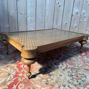 Table basse victorienne anglaise - Pieds toupie laiton – Plateau à motifs é