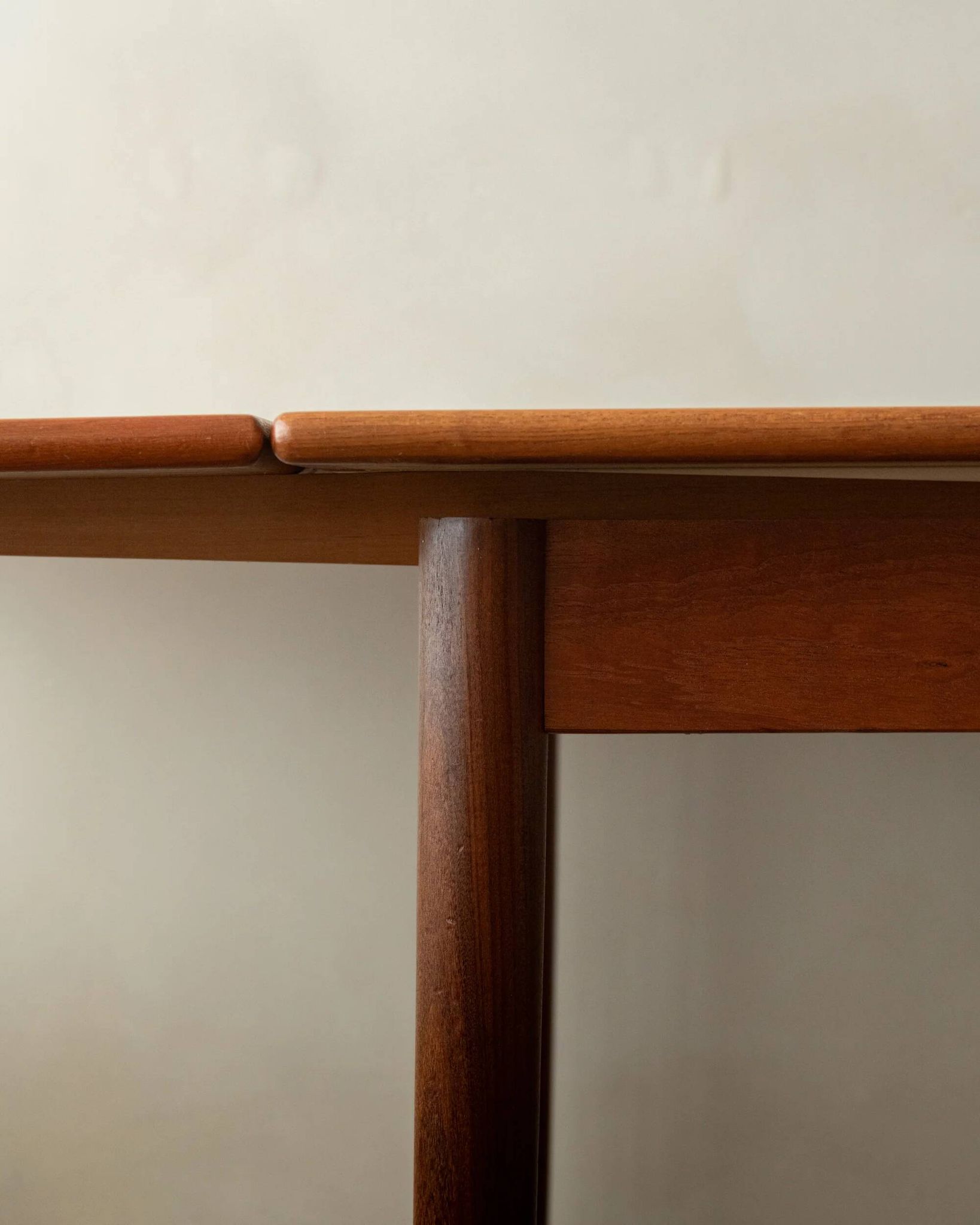 Table à manger extensible en teck moderne danois modèle 24 par Ansager Møbler années 1960.