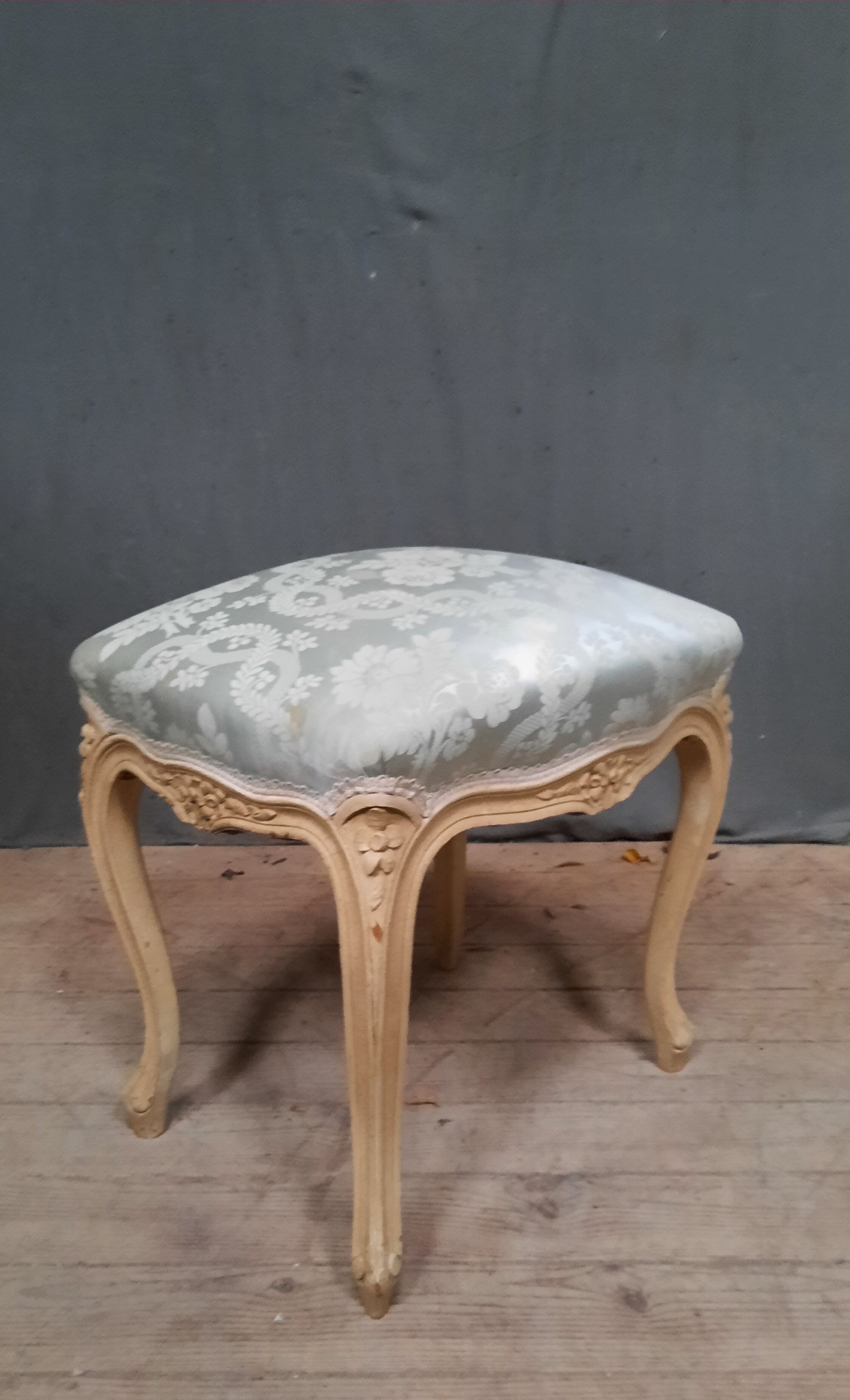 Pouf laqué blanc style Louis XV