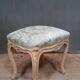 Pouf laqué blanc style Louis XV