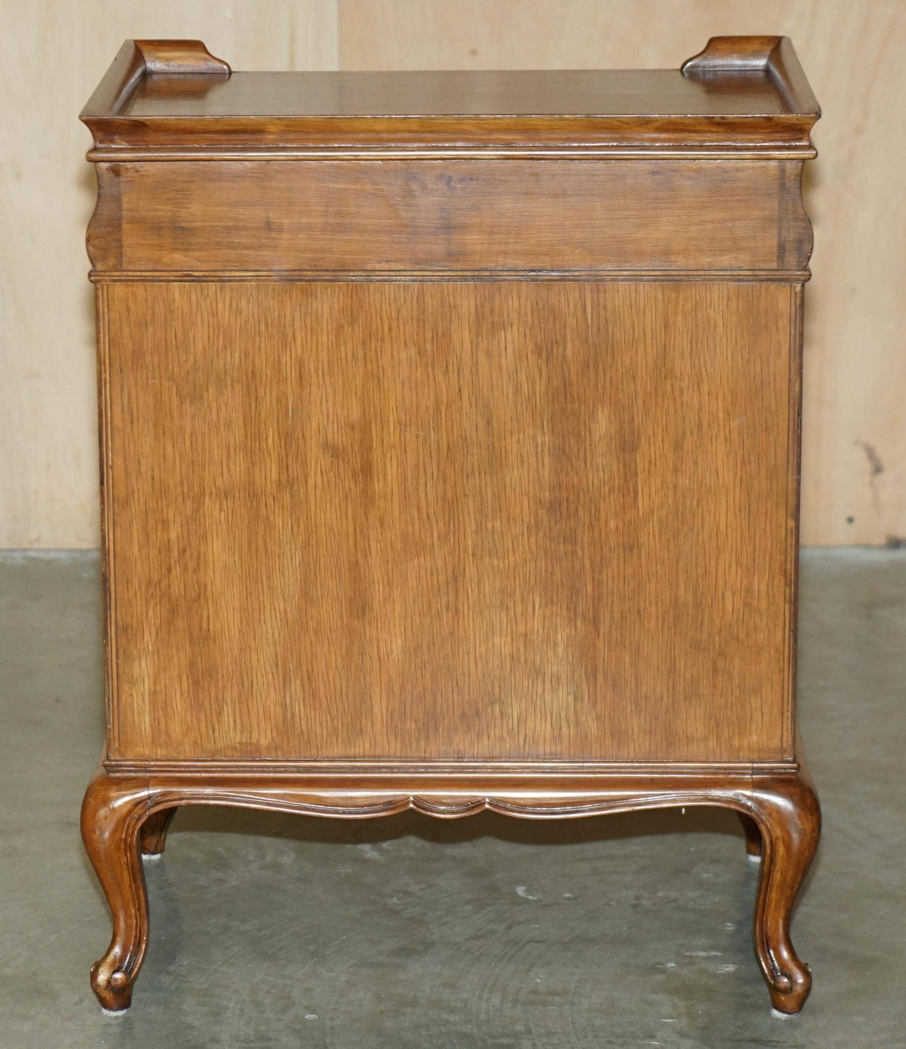 Paire d'armoires latérales vintage en noyer avec laiton ajouré et soie