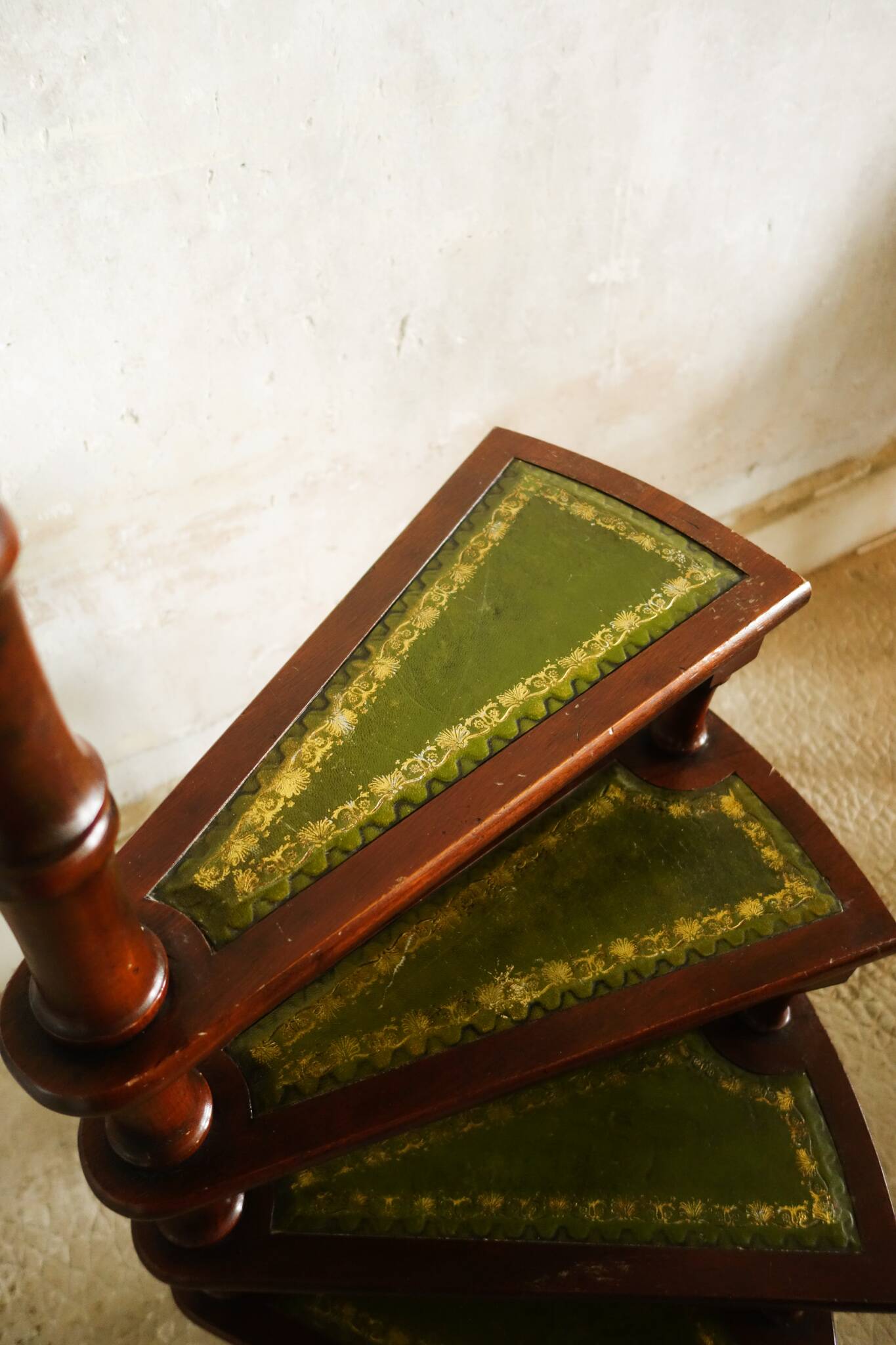 Escalier de Bibliothèque en bois et cuir – Escabeau Spirale Style Victorien