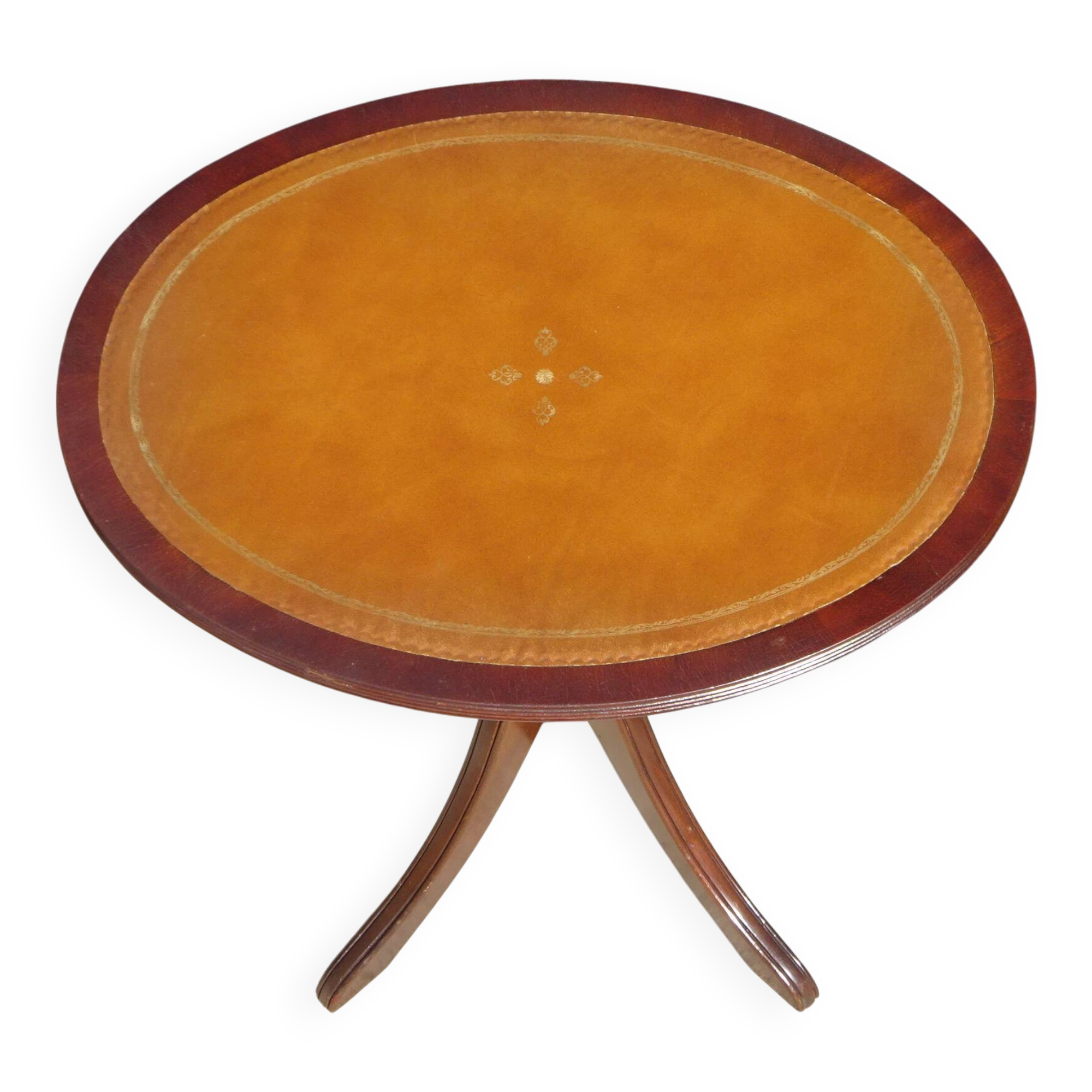 Small side table with an oval top in English style.