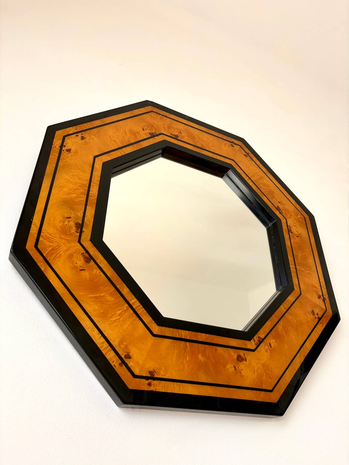 Miroir octogonal en loupe d’orme par Jean-Claude Mahey