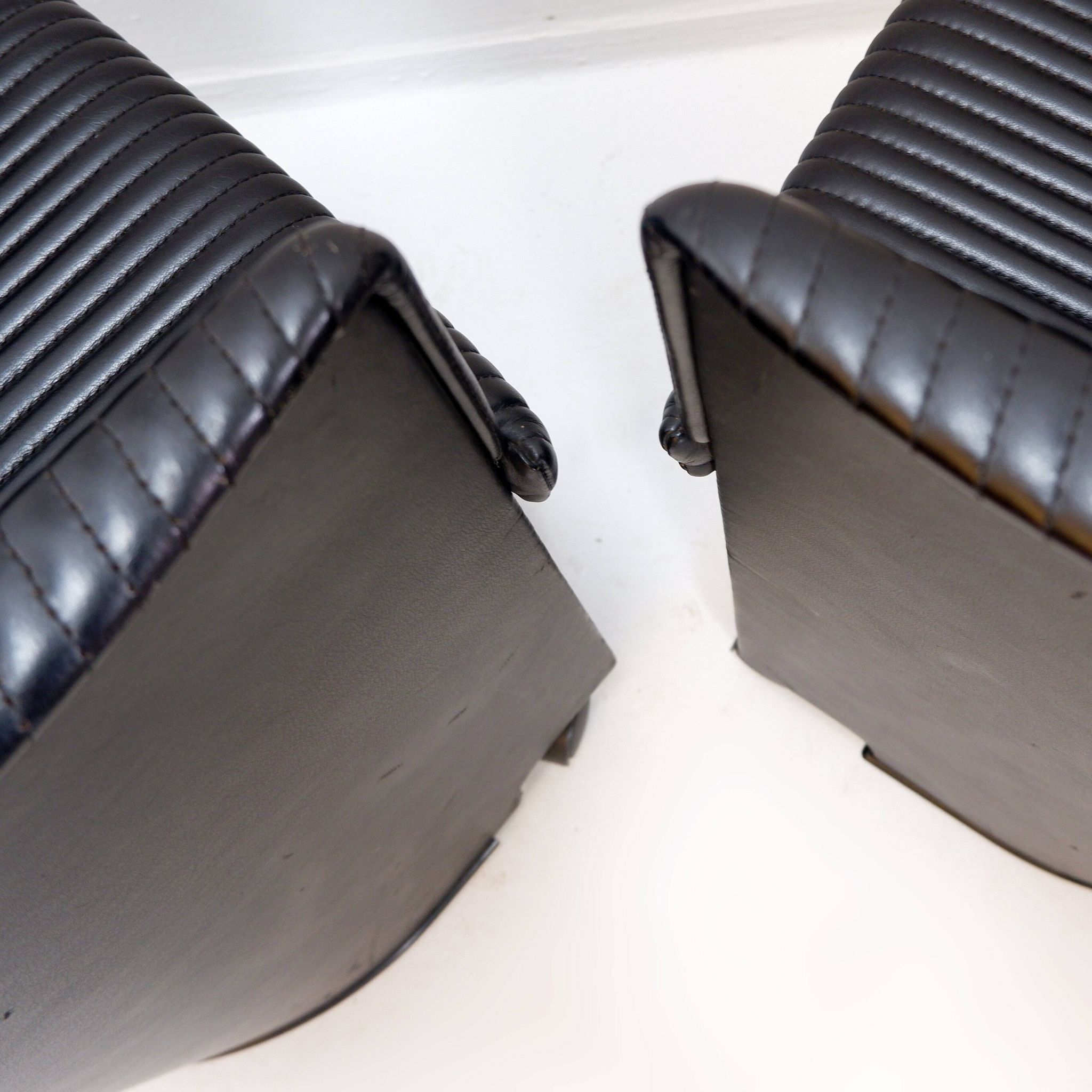 Pair of Artona armchairs in black leather by Afra and Tobia Scarpa for Maxalto.
