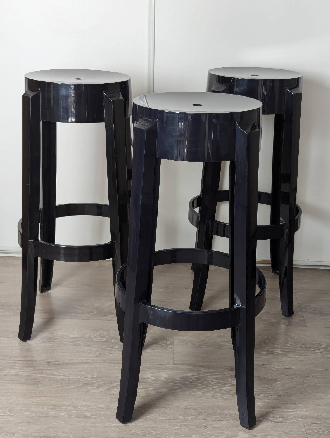 Trois Tabourets hauts, Charles Ghost par Kartell et Starck