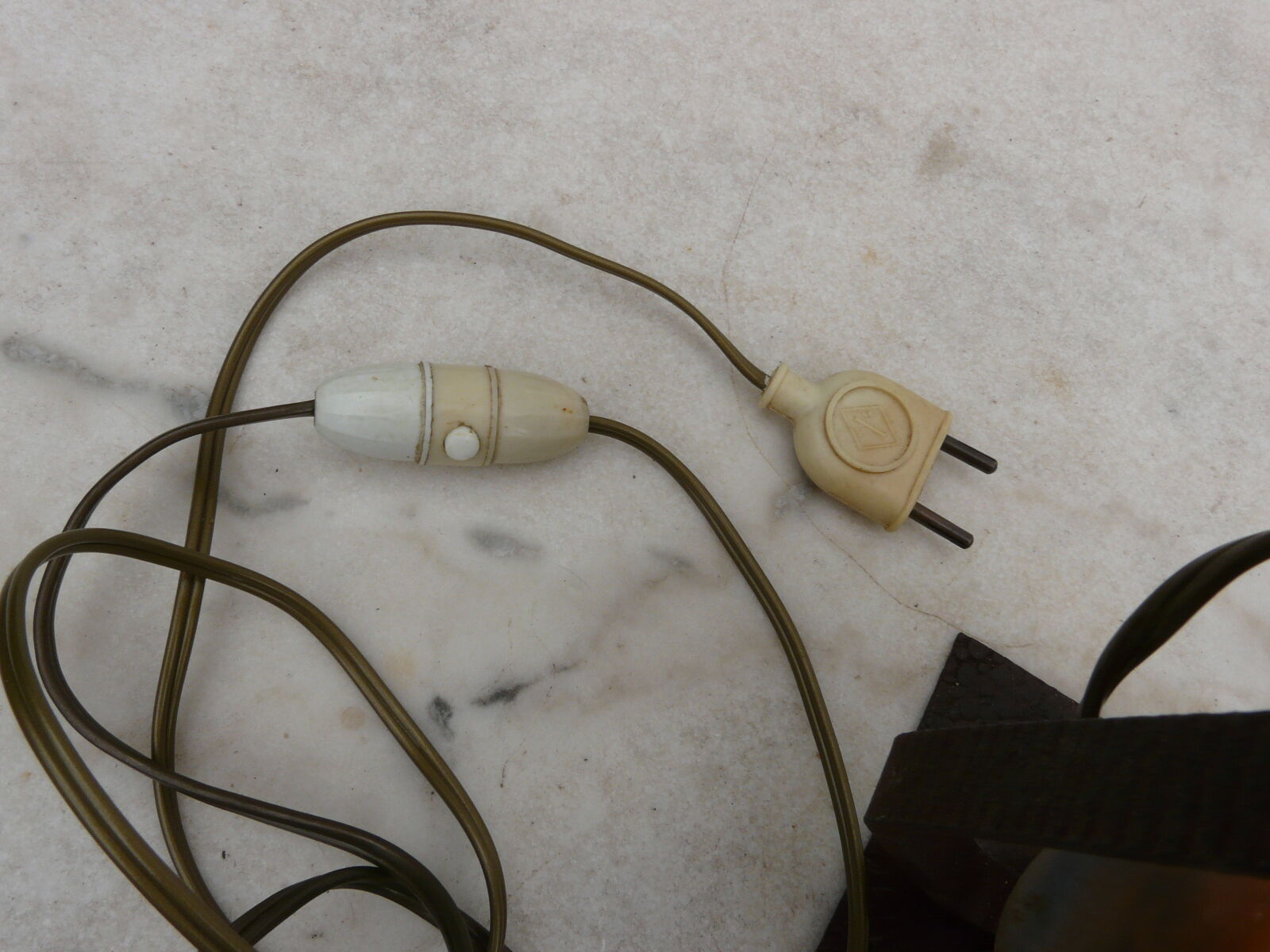 Art Deco lamp in glass paste and wrought iron with leaves