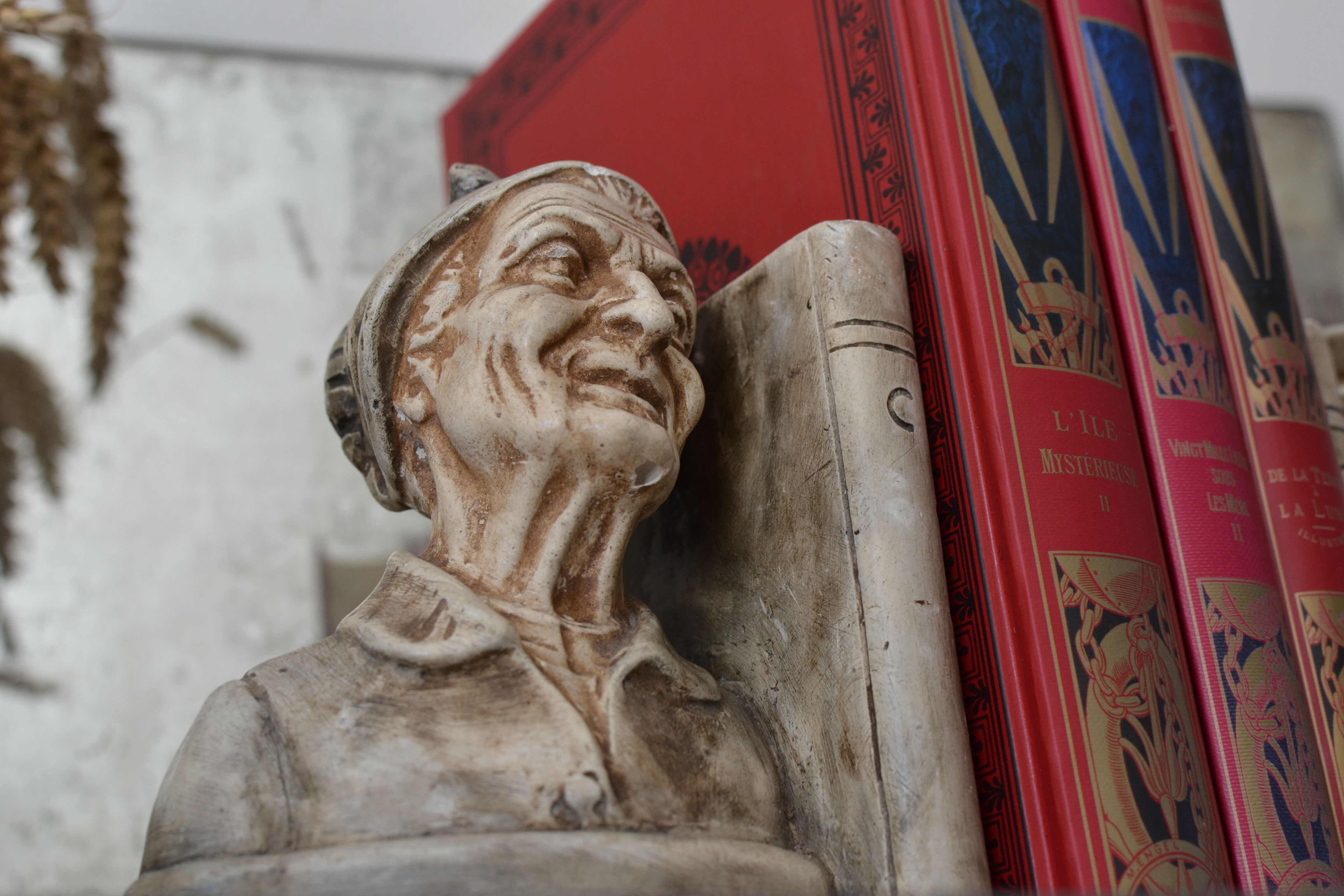 Book-clamps couple of realistic old men in plaster