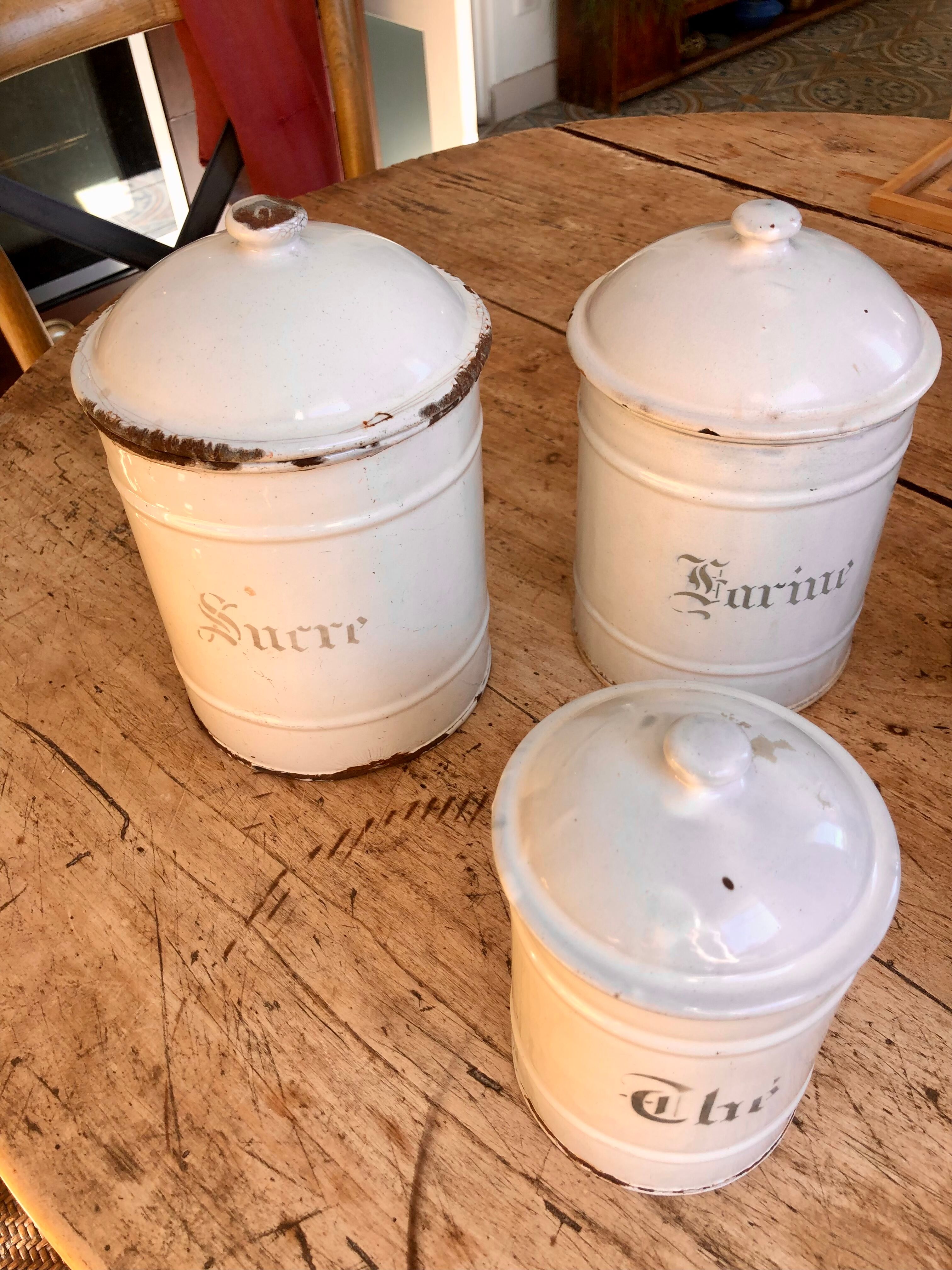 Enamelled iron kitchen pots