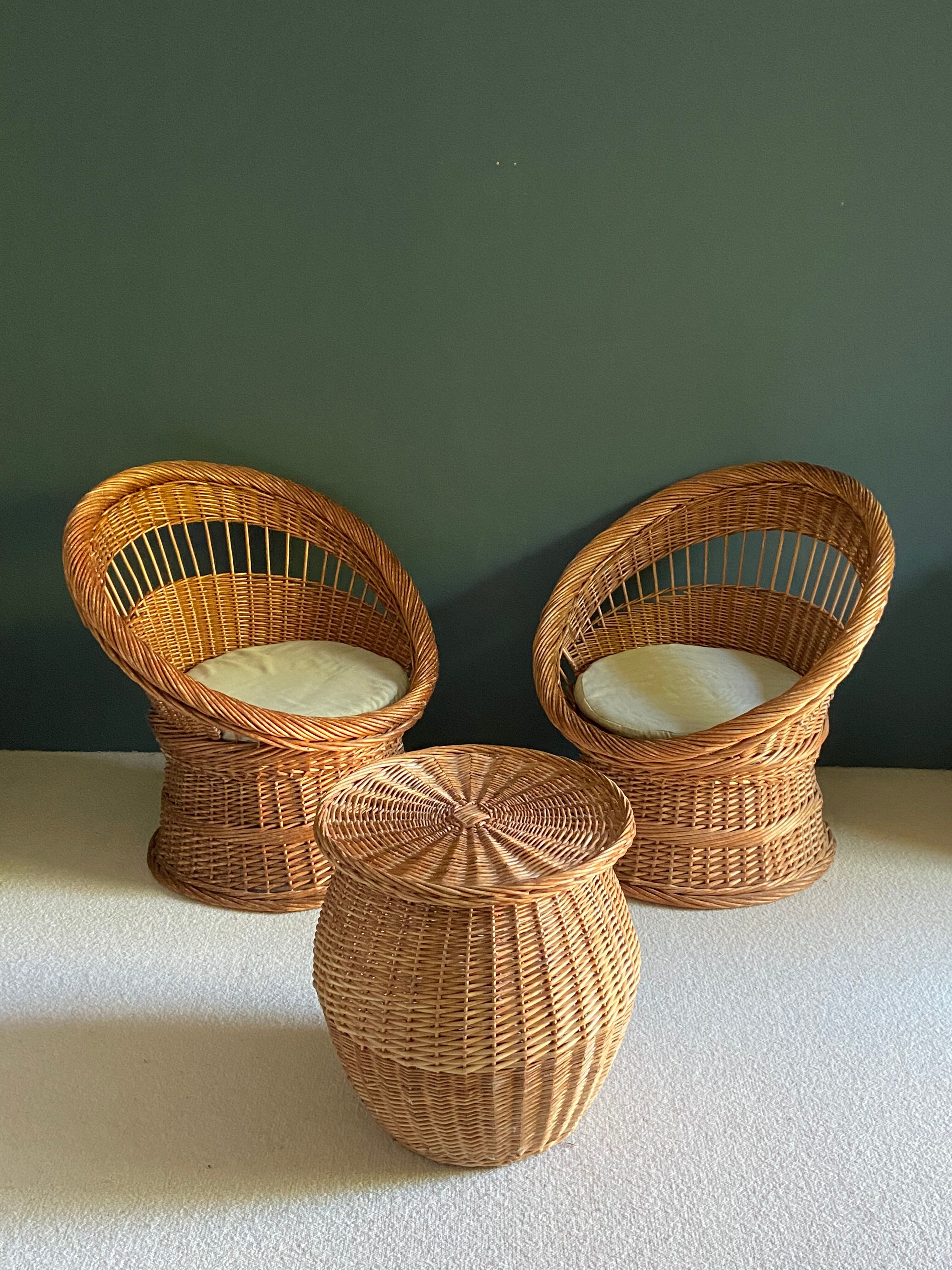 Lot de fauteuils et table en rotin osier années 70