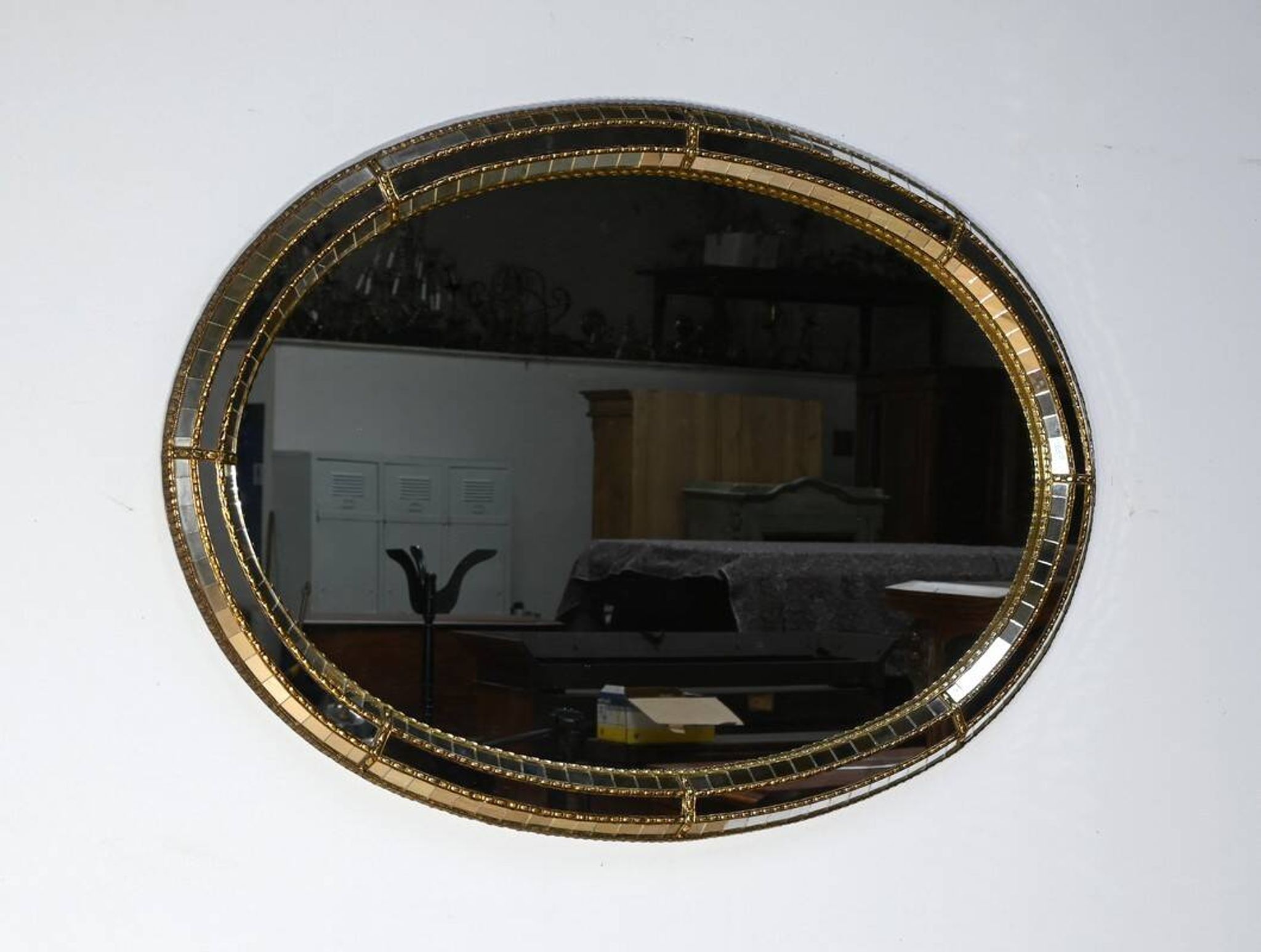 Miroir ovale à parclose en laiton, style hollywood regency – 1970