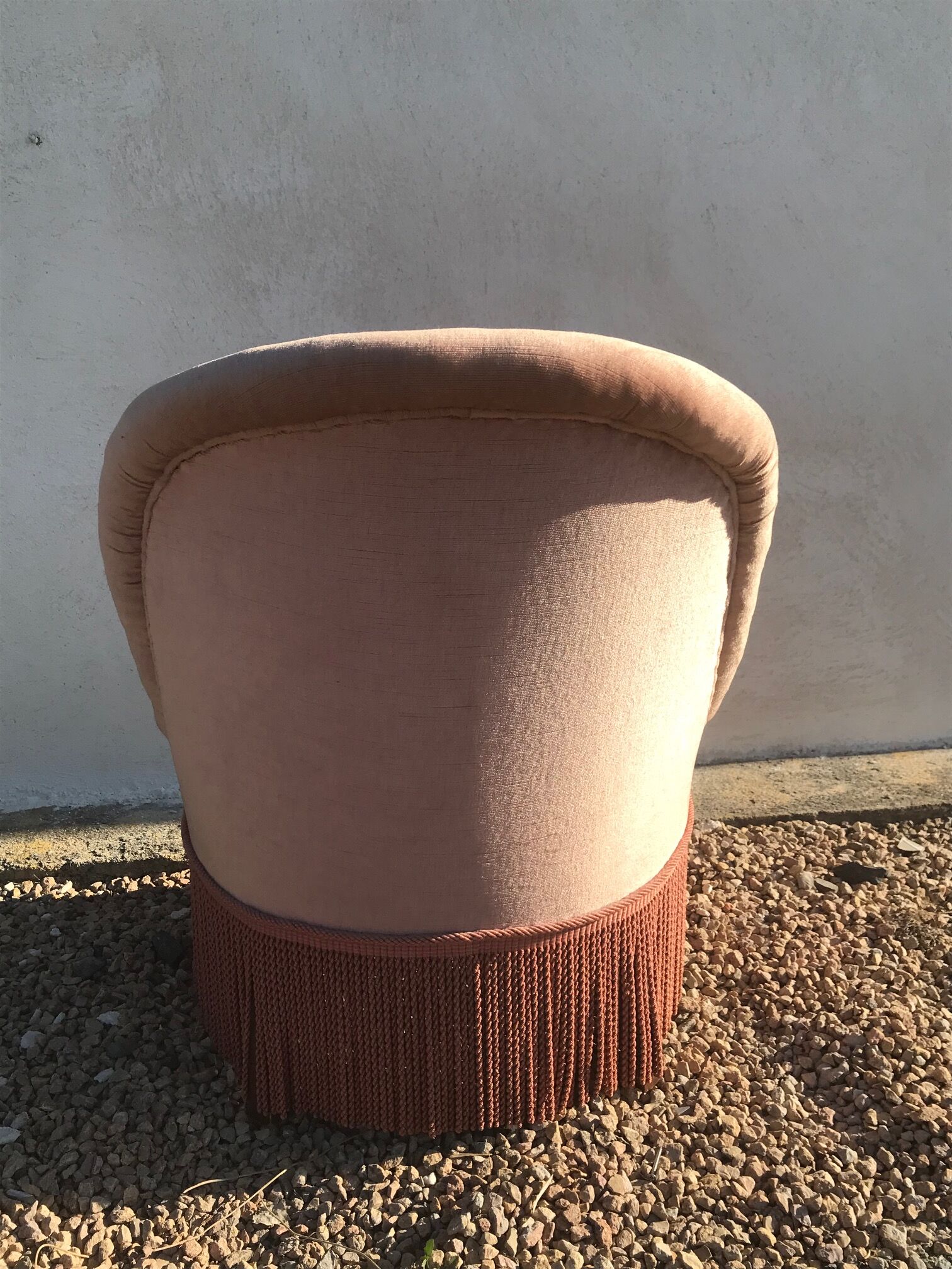 Pink velvet toad chair