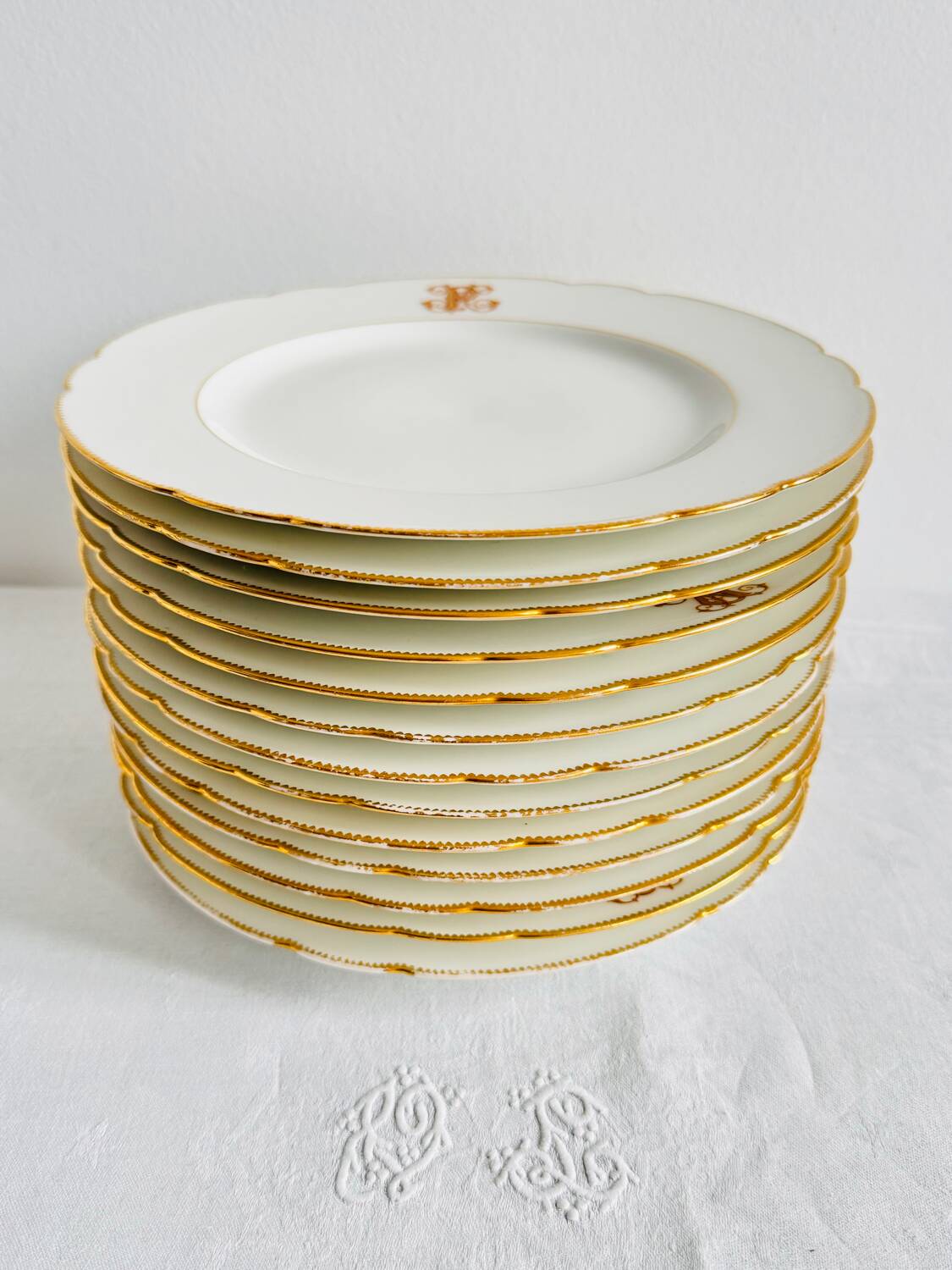 Set of 13 Paris porcelain plates, late 19th century