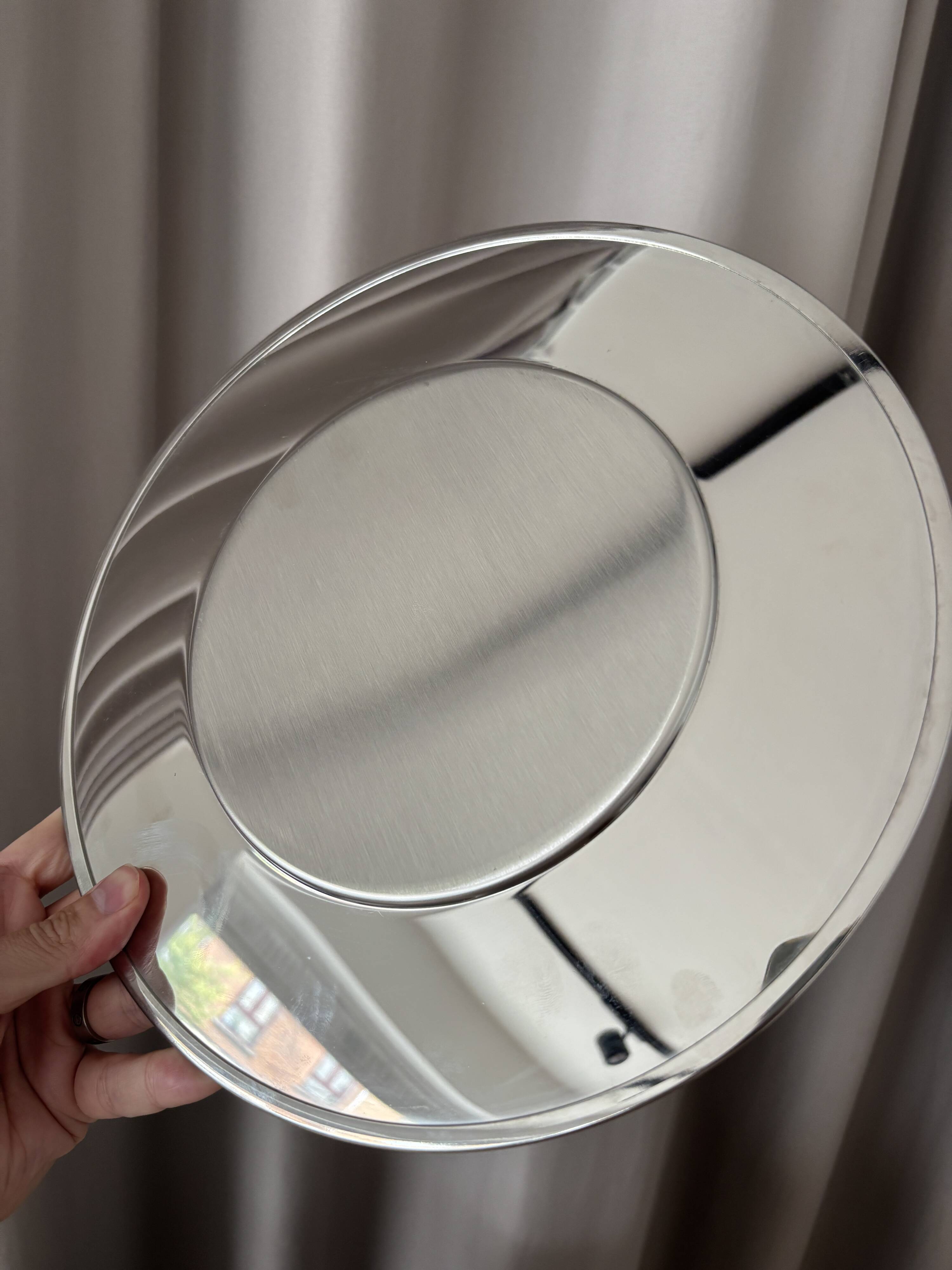modernist presentation plates in polished mirror steel – Bouillet Bourd