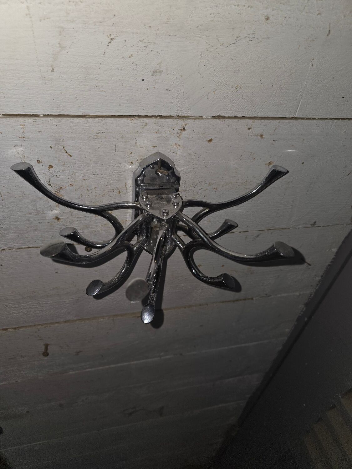 Circular coat rack in chrome-plated iron