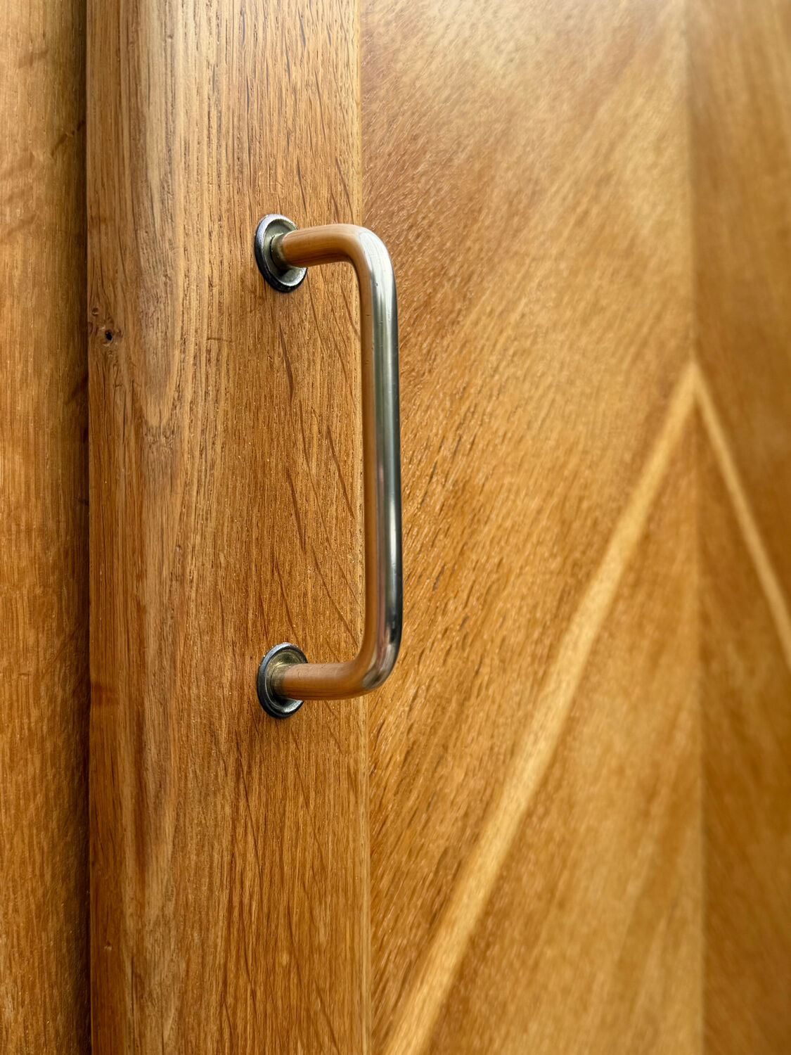 Armoire parisienne penderie porte coulissante chêne brut massif 1960