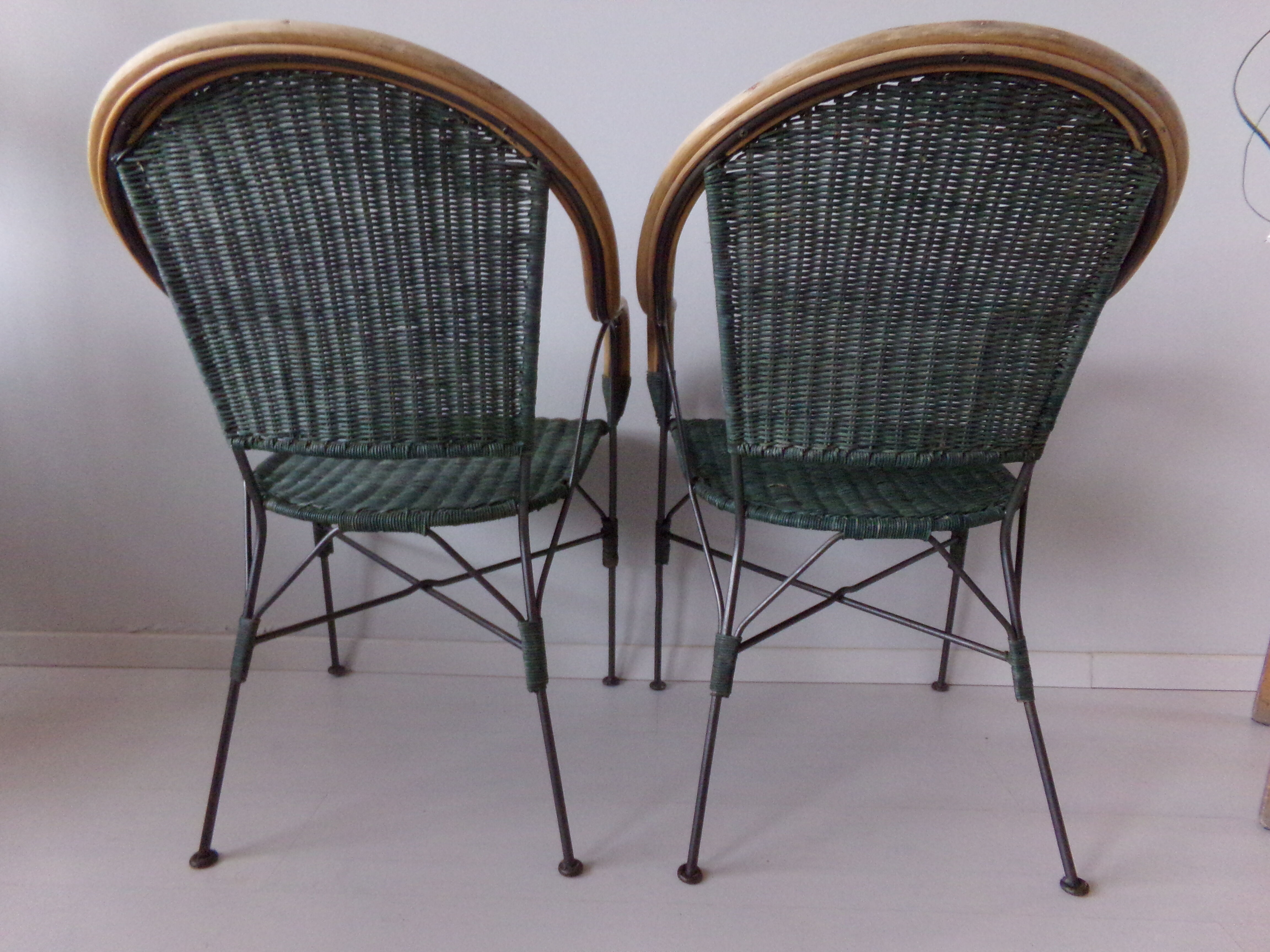 Duo de fauteuils anciens en fer forgé et osier